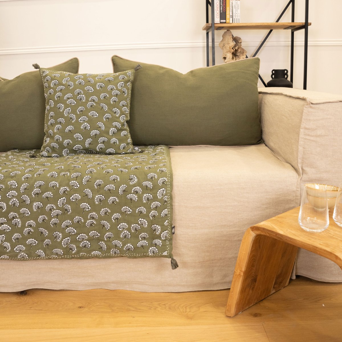 Coussin décoratif imprimé motif floral kaki, SUD ETOFFE