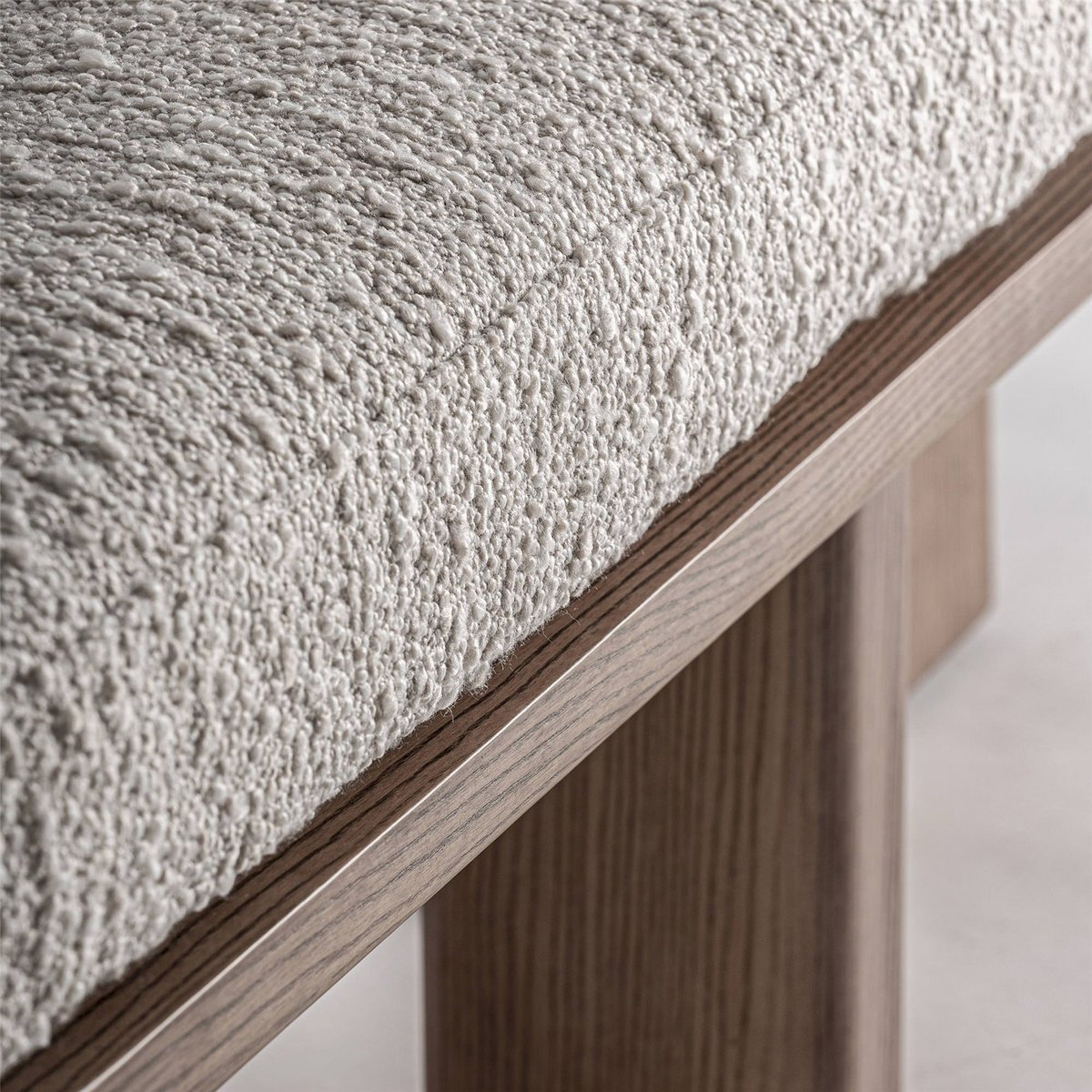 Banc de lit contemporain en bois beige grège, marron bois et doré, RECOLLECTION