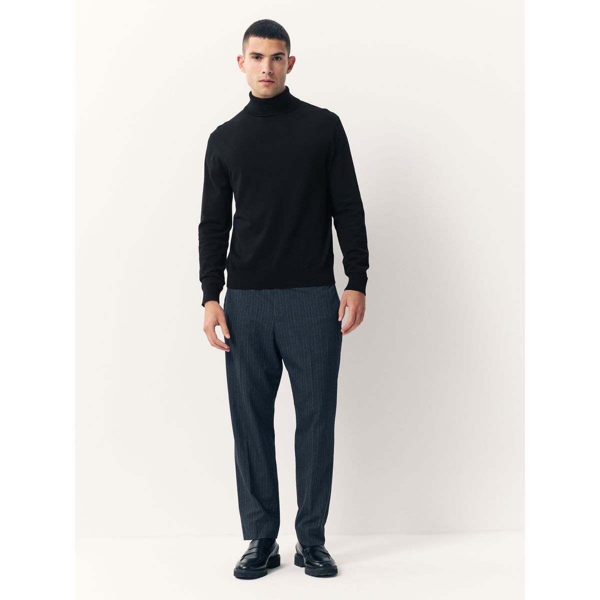 Pull col roulé regular en coton majoritaire noir, NEXT