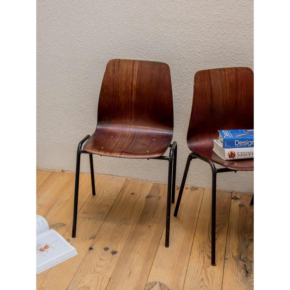 Paire de chaises en contreplaqué foncé Alma N°2105 - Bon état bois foncé, DEBONGOUT