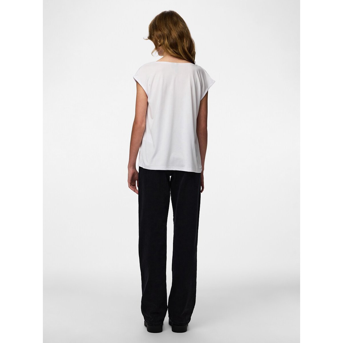 T-shirt manches courtes , col V blanc, PIECES