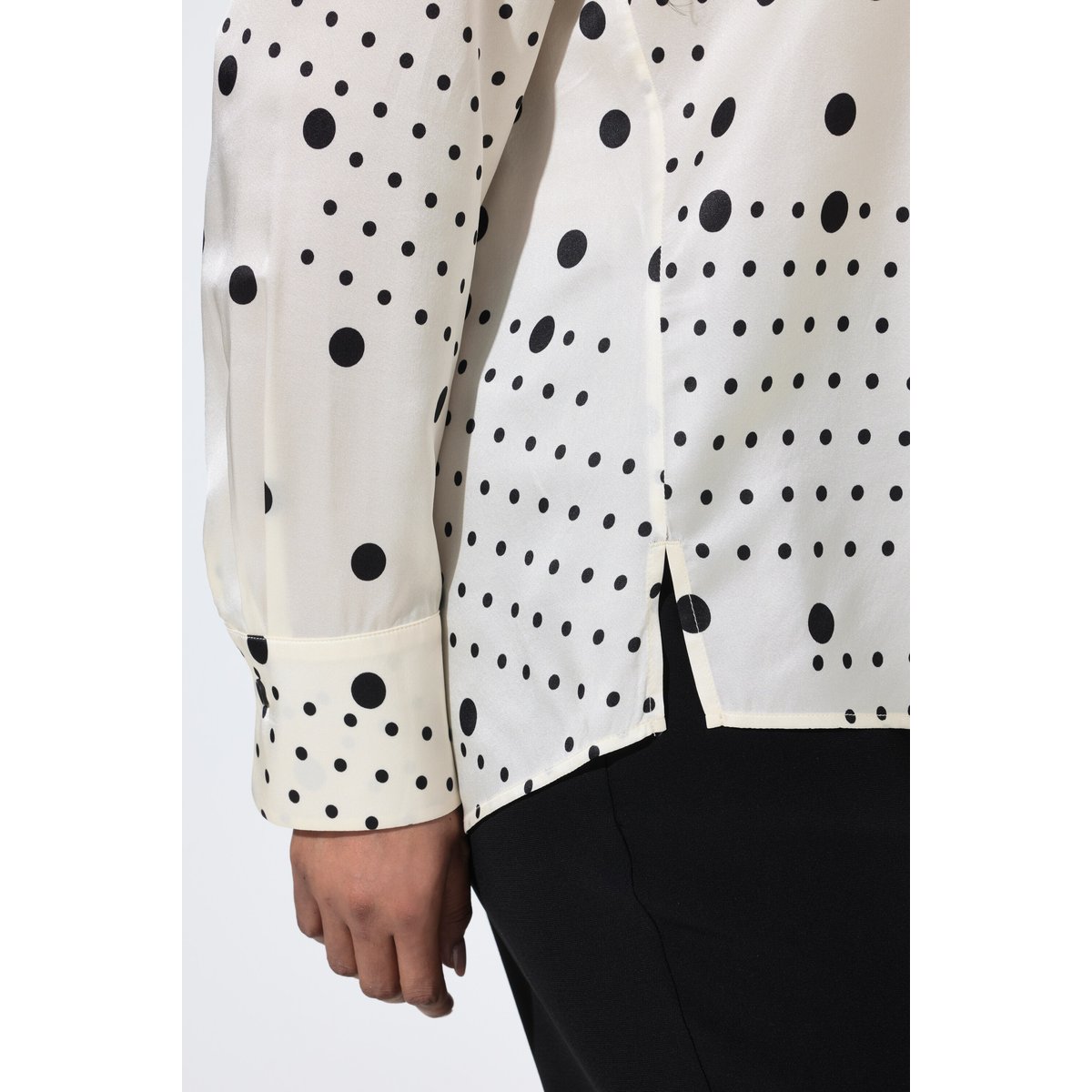 Chemisier en soie mélangée, motif à pois blanc cassé, ULLA POPKEN