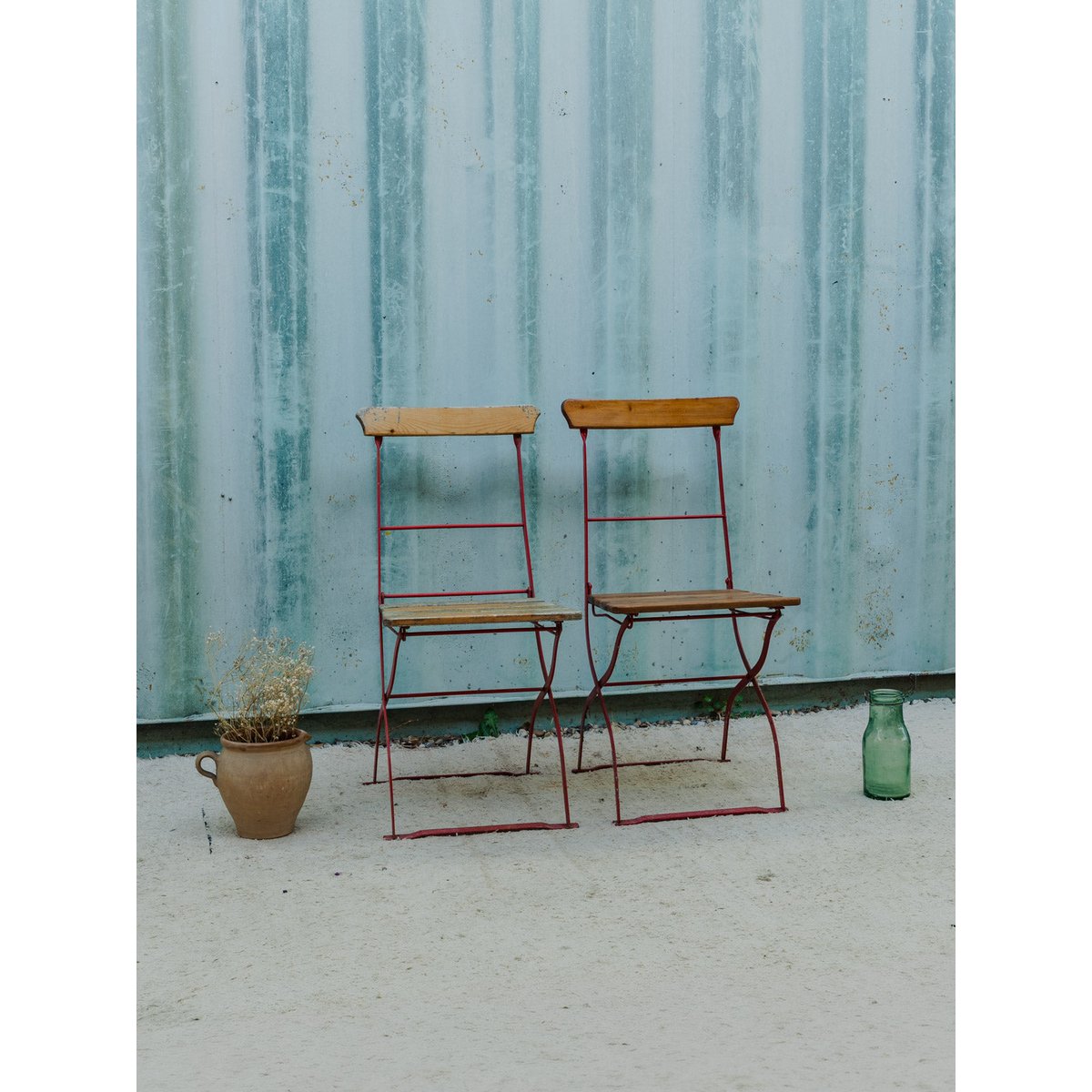 Lot de 4 chaises en bois et métal rouge Claude N°1652 - Bon état bois foncé, DEBONGOUT
