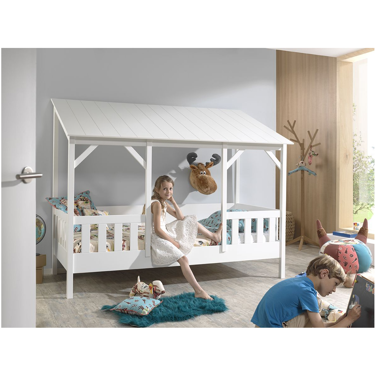 MALIA Lit cabane avec toit + Sommier + Matelas couleur unique, VIPACK