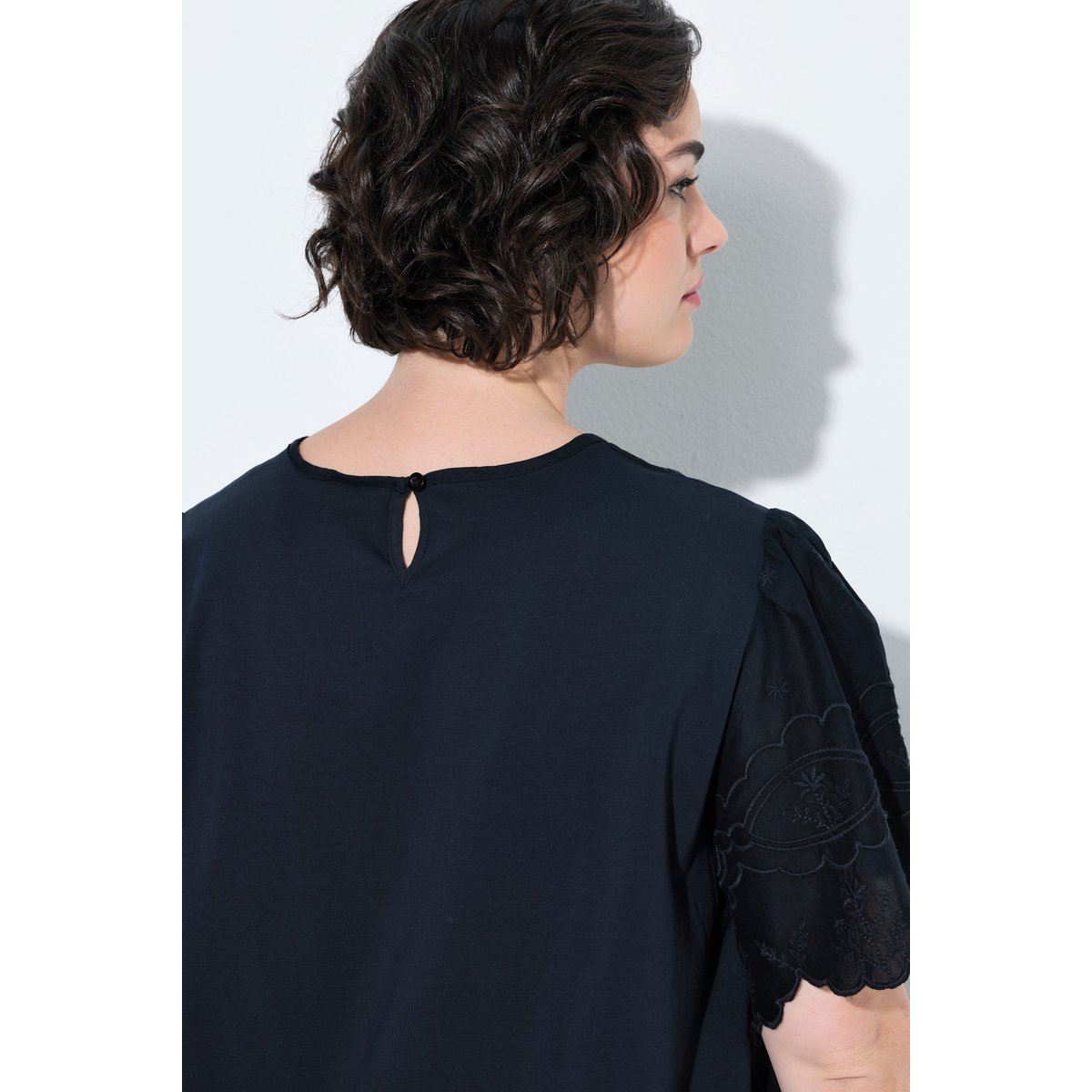T-shirt avec broderies et passepoils noir, ULLA POPKEN