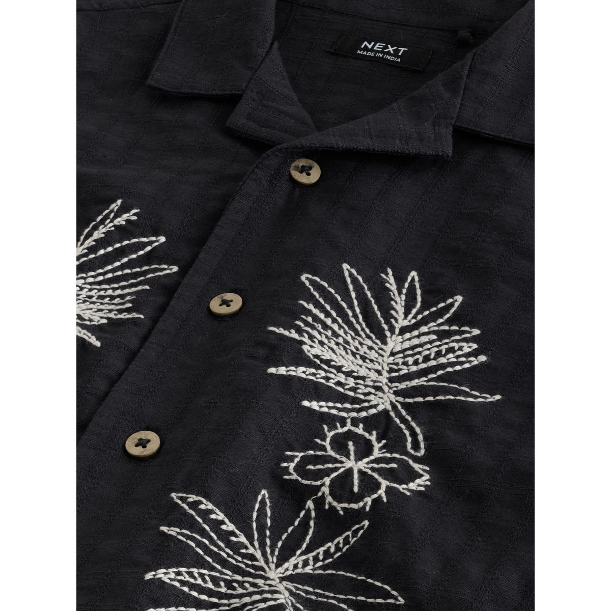 Chemise manches courtes avec broderie fleur brodée noire, NEXT