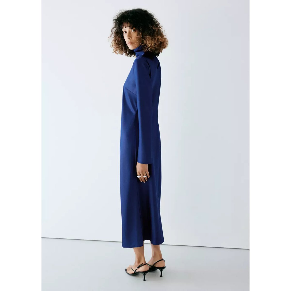 Robe satinée col montant bleu nuit, MANGO