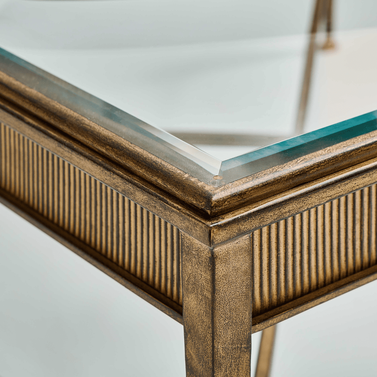 Table basse avec bandeau mouluré ANTOINETTE doré, SIGNATURE