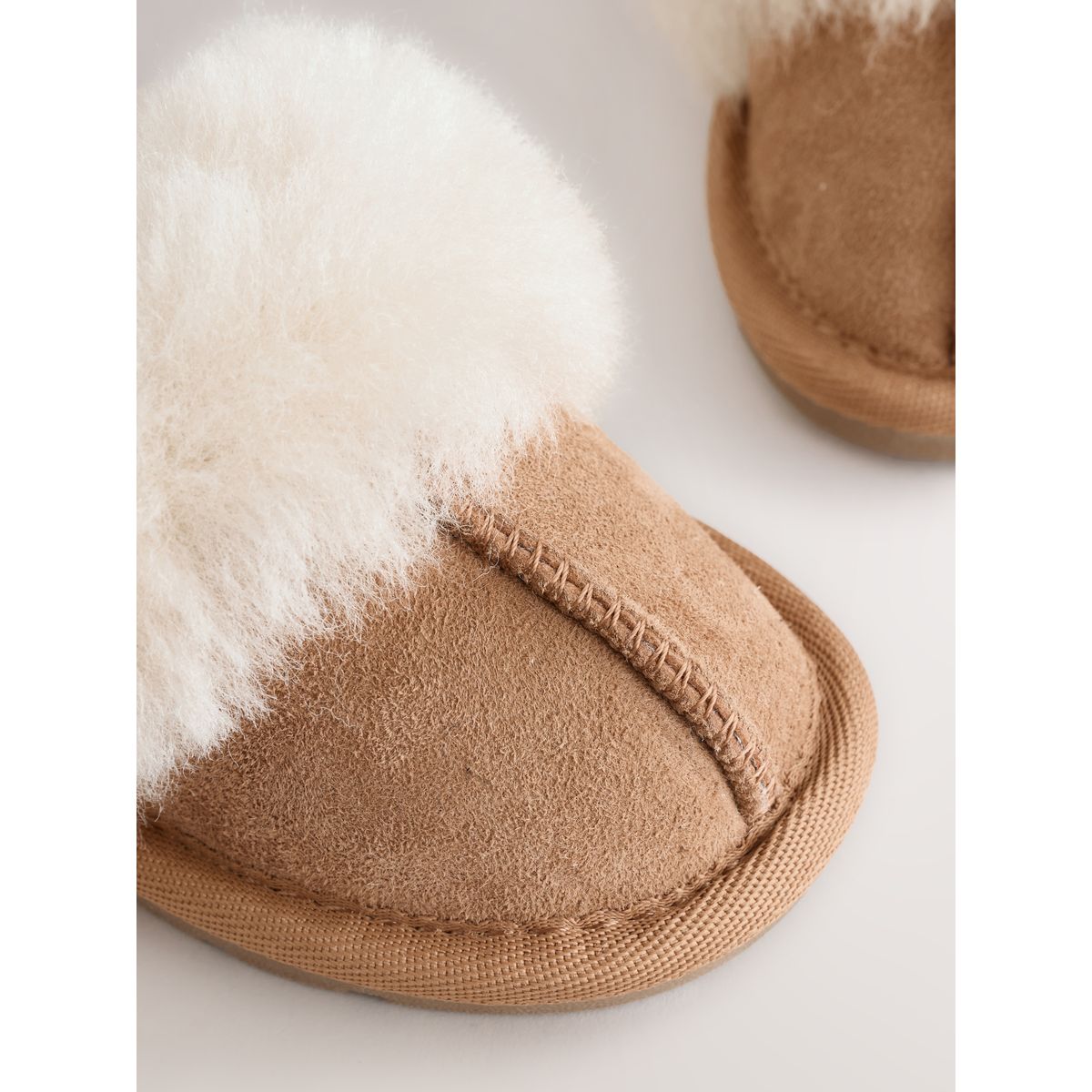 Chaussons en daim doublés de peau mouton marron fauve, NEXT