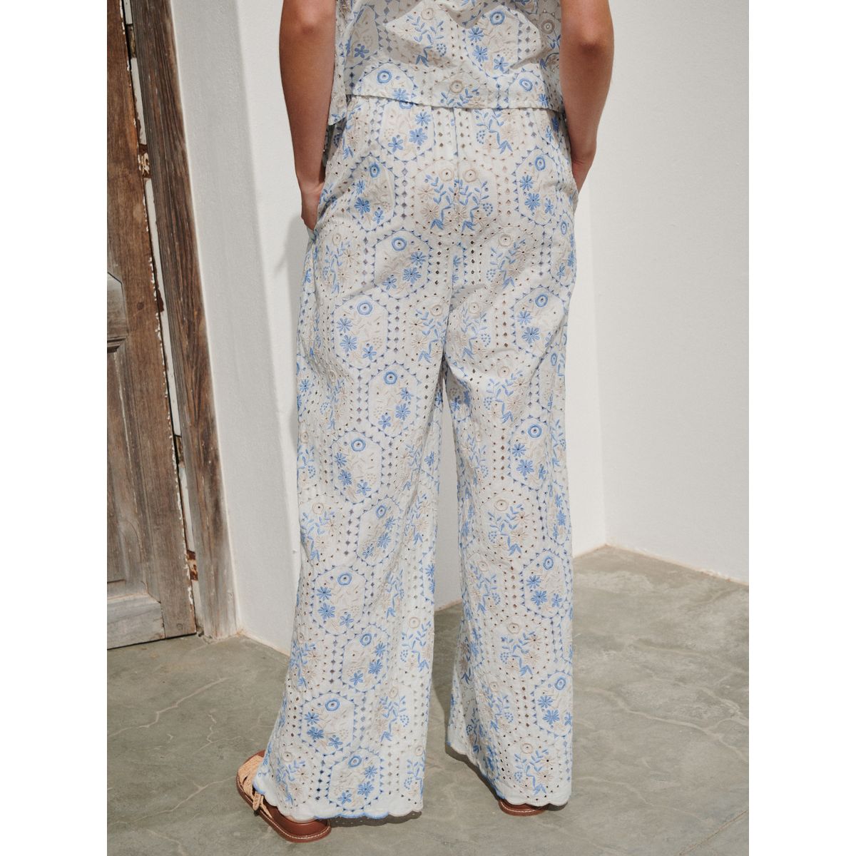 Pantalon large brodé écru, neutre et bleu, NEXT