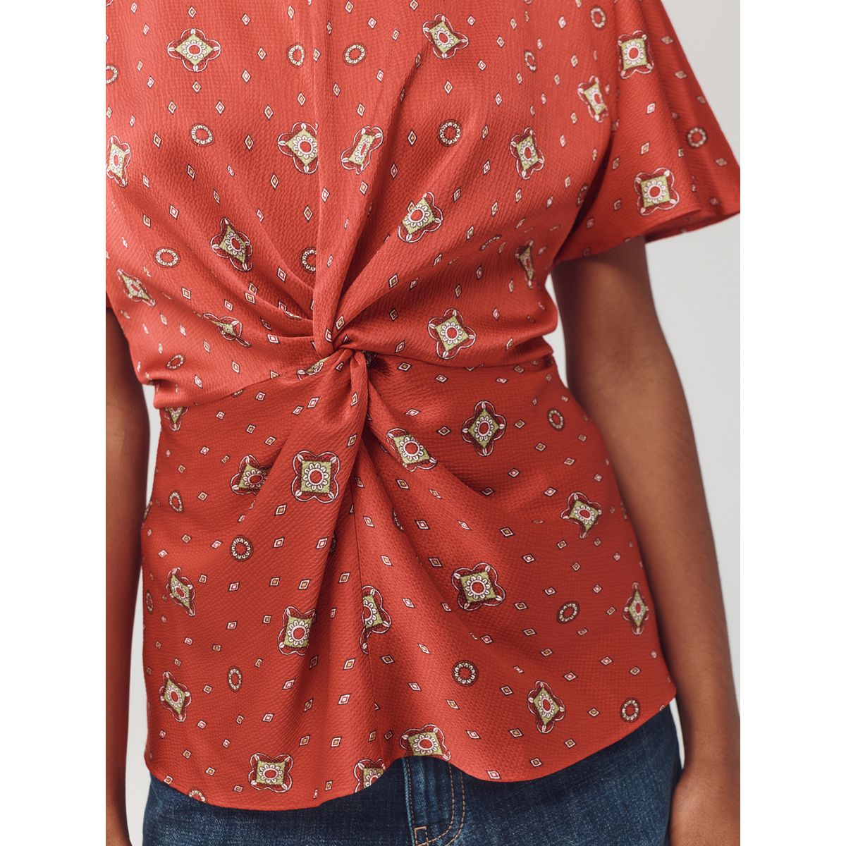 Top satin texturé avec torsade imprimé de foulard rouge, NEXT