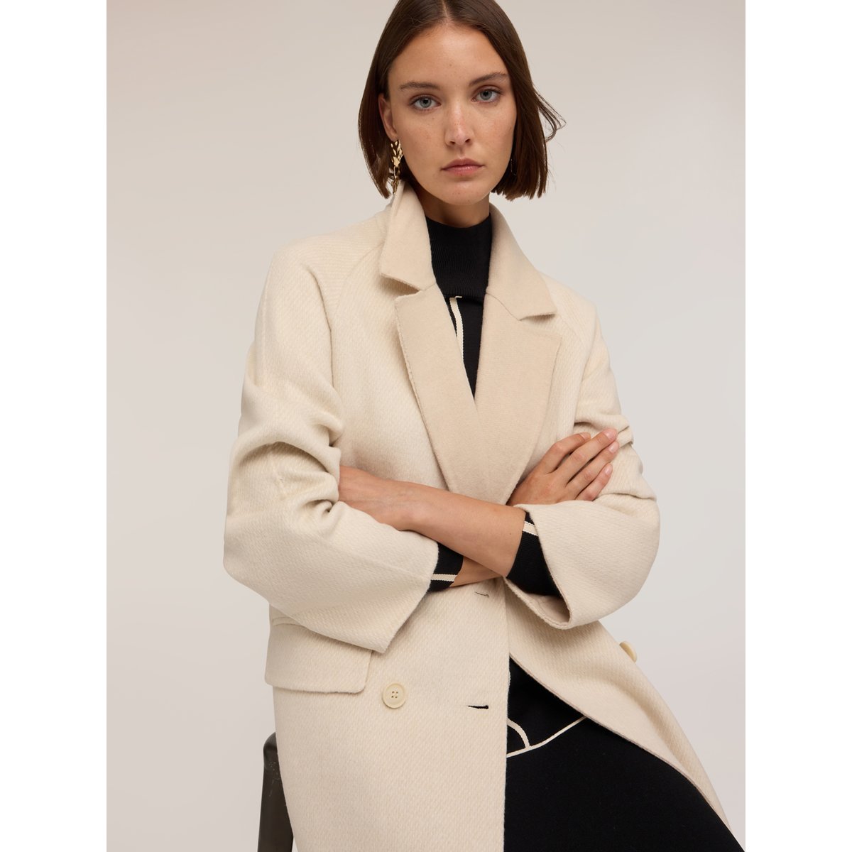 Manteau croisé blanc, MOTIVI