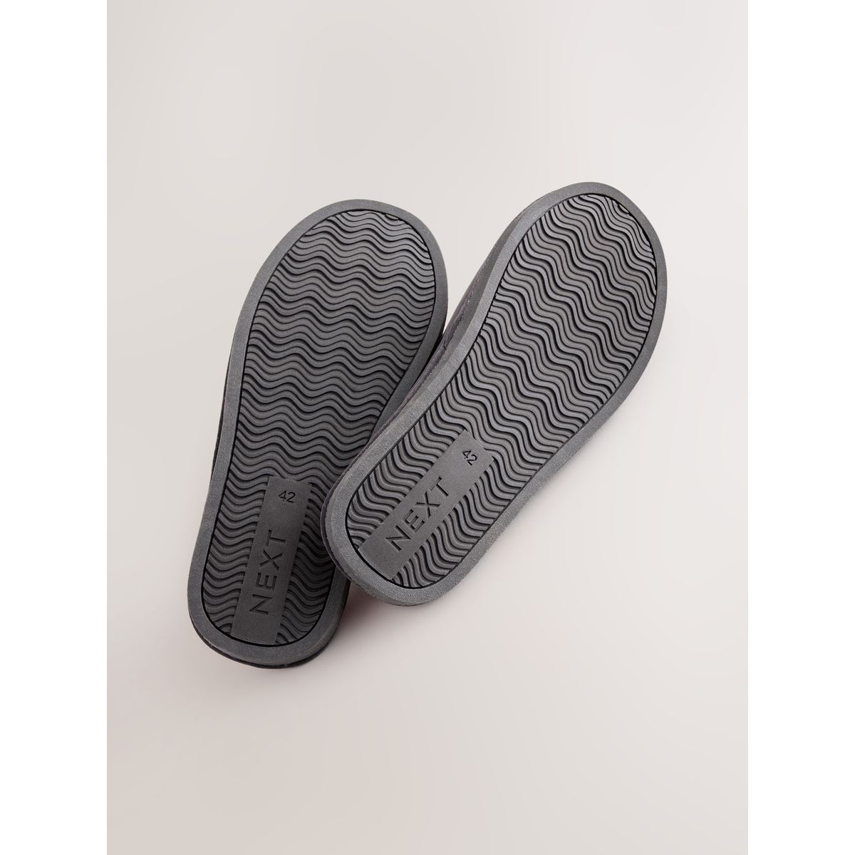 Chaussons mules en micro daim gris, NEXT