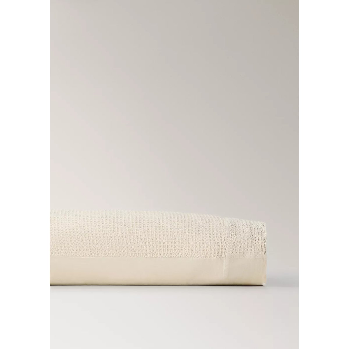 Taie d’oreiller en coton gaufré garment-dyed 45 x 110 cm beige, MANGO HOME