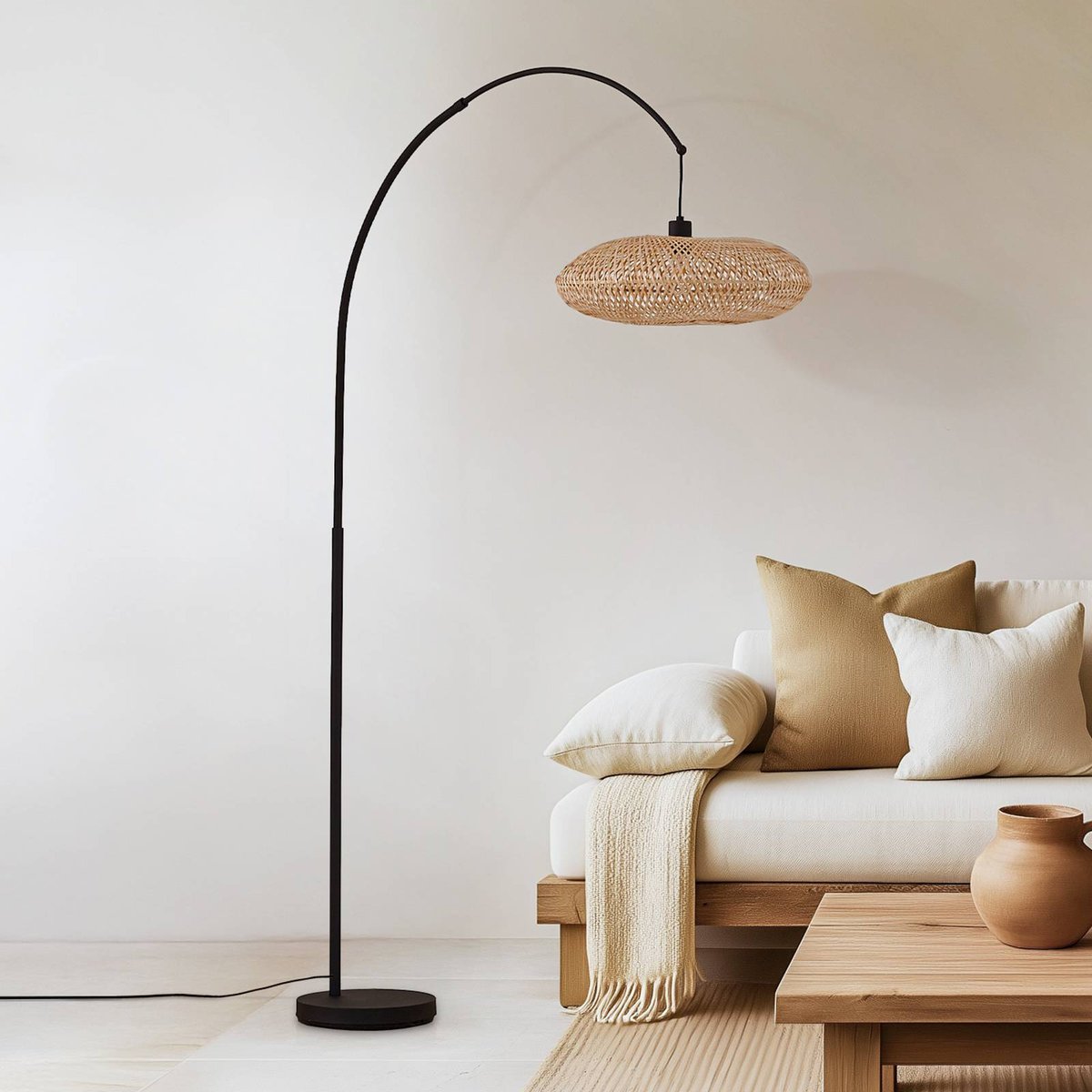 Lampadaire en métal moderne, Solvian noir, bois clair, LINDBY