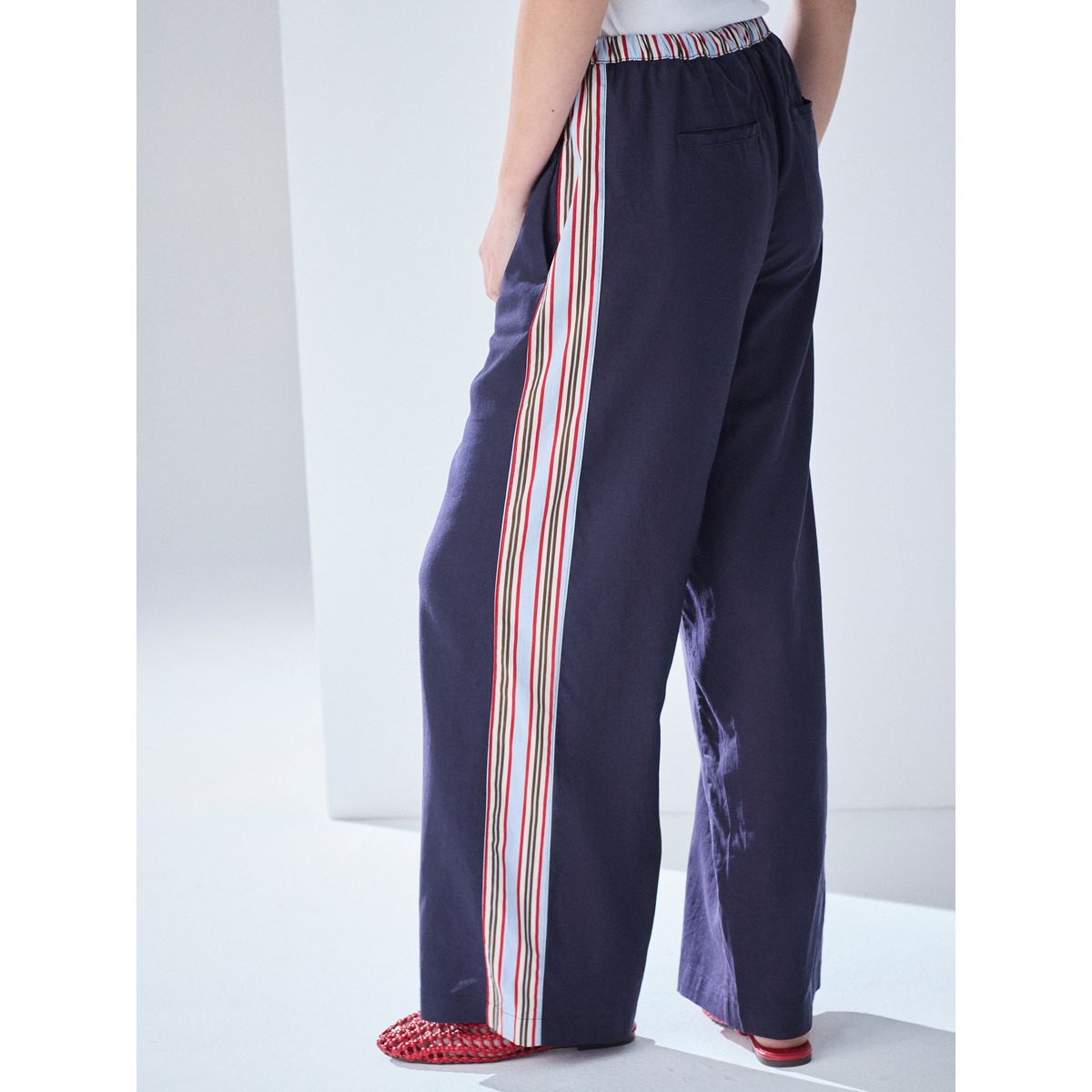 Pantalon large en lin mélangé à bandes côté bleu marine/rouge, NEXT