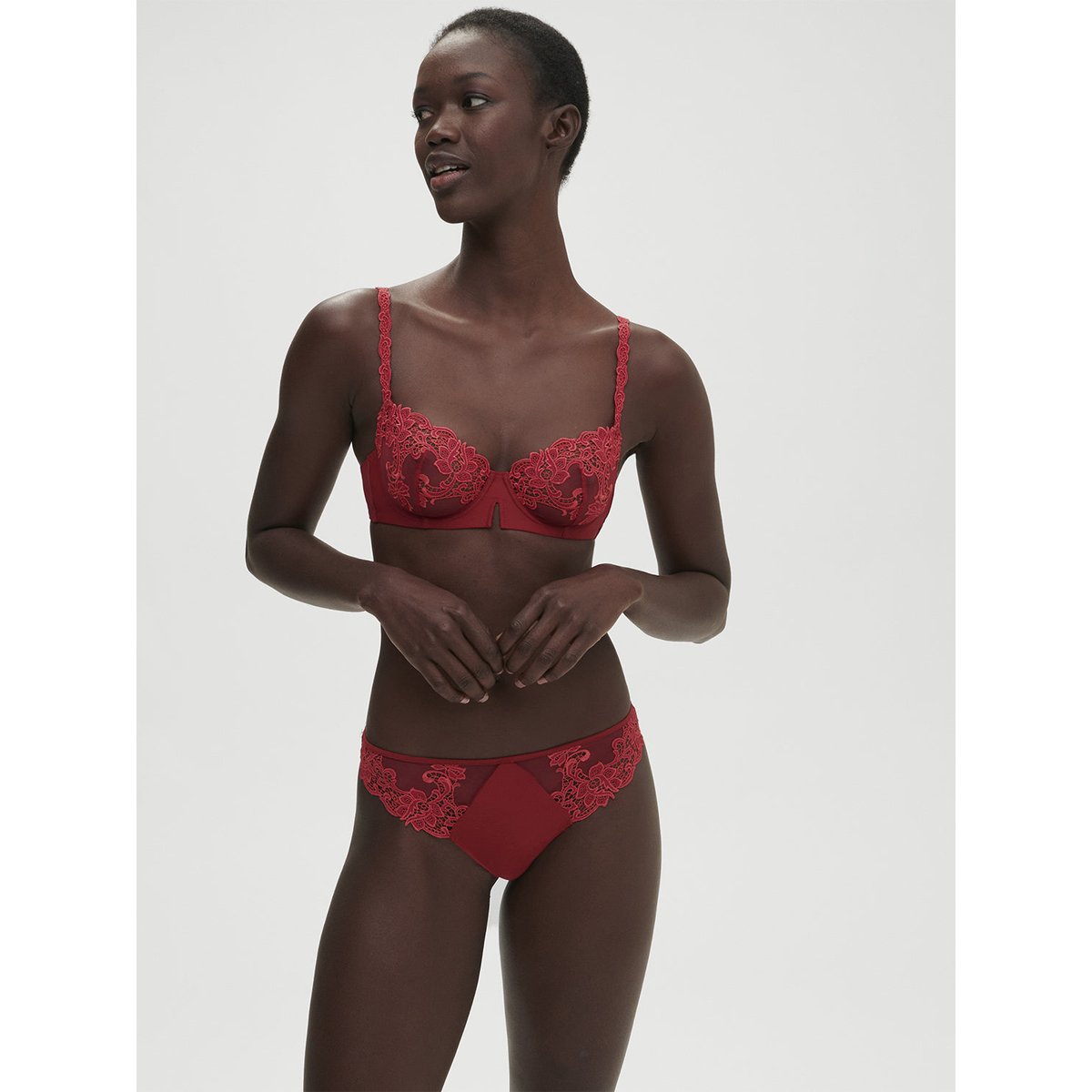 String, SAGA rouge, SIMONE PERELE
