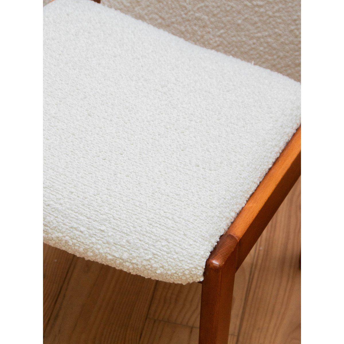 Paire de chaises en bois et tissu Alma N°1071 - Bon état bois, DEBONGOUT