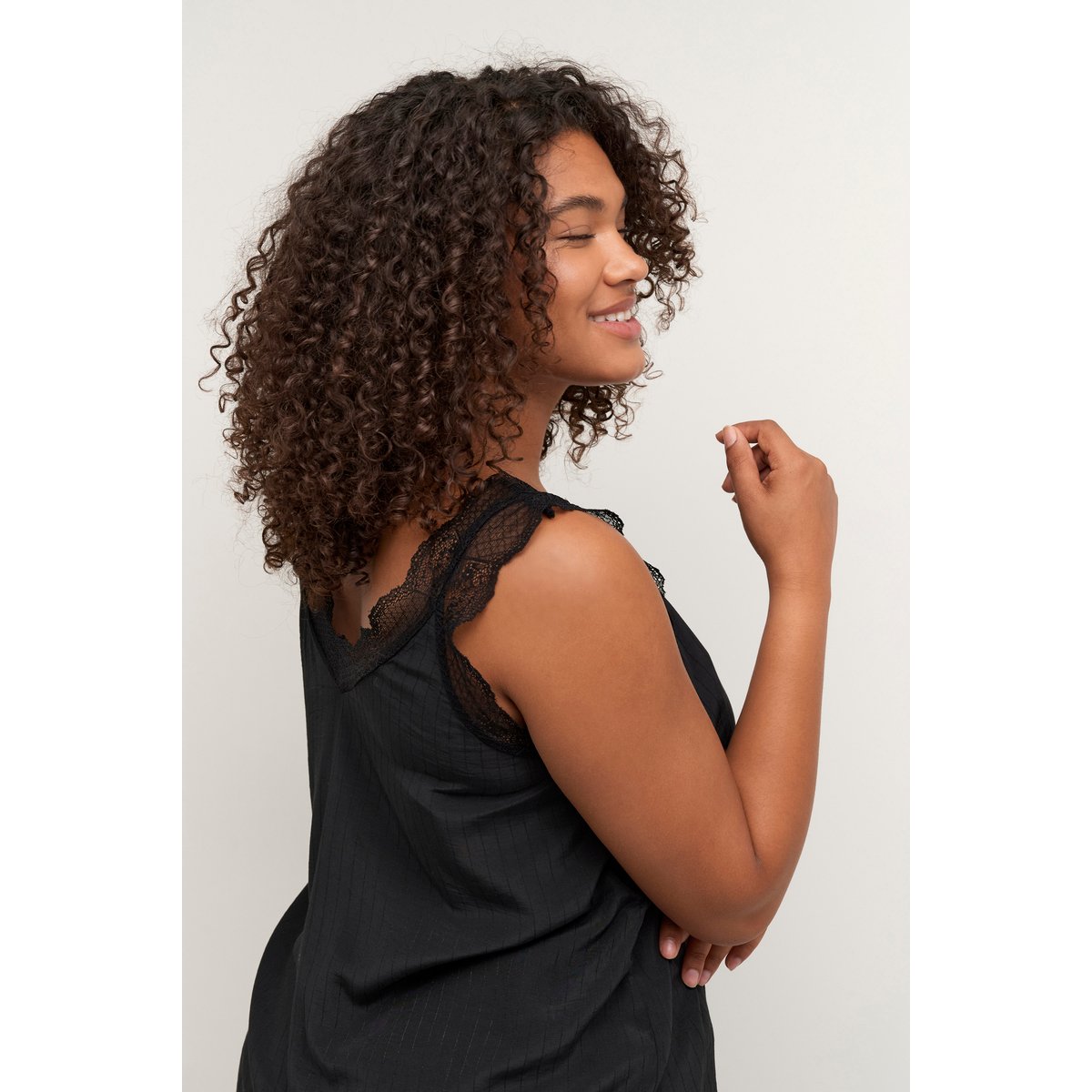 Sleeveless blouse noir black, KAFFE CURVE