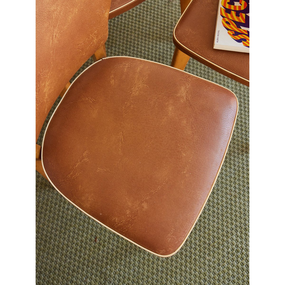 Lot de 4 chaises en skaï Alma N°1765 - Bon état marron, DEBONGOUT