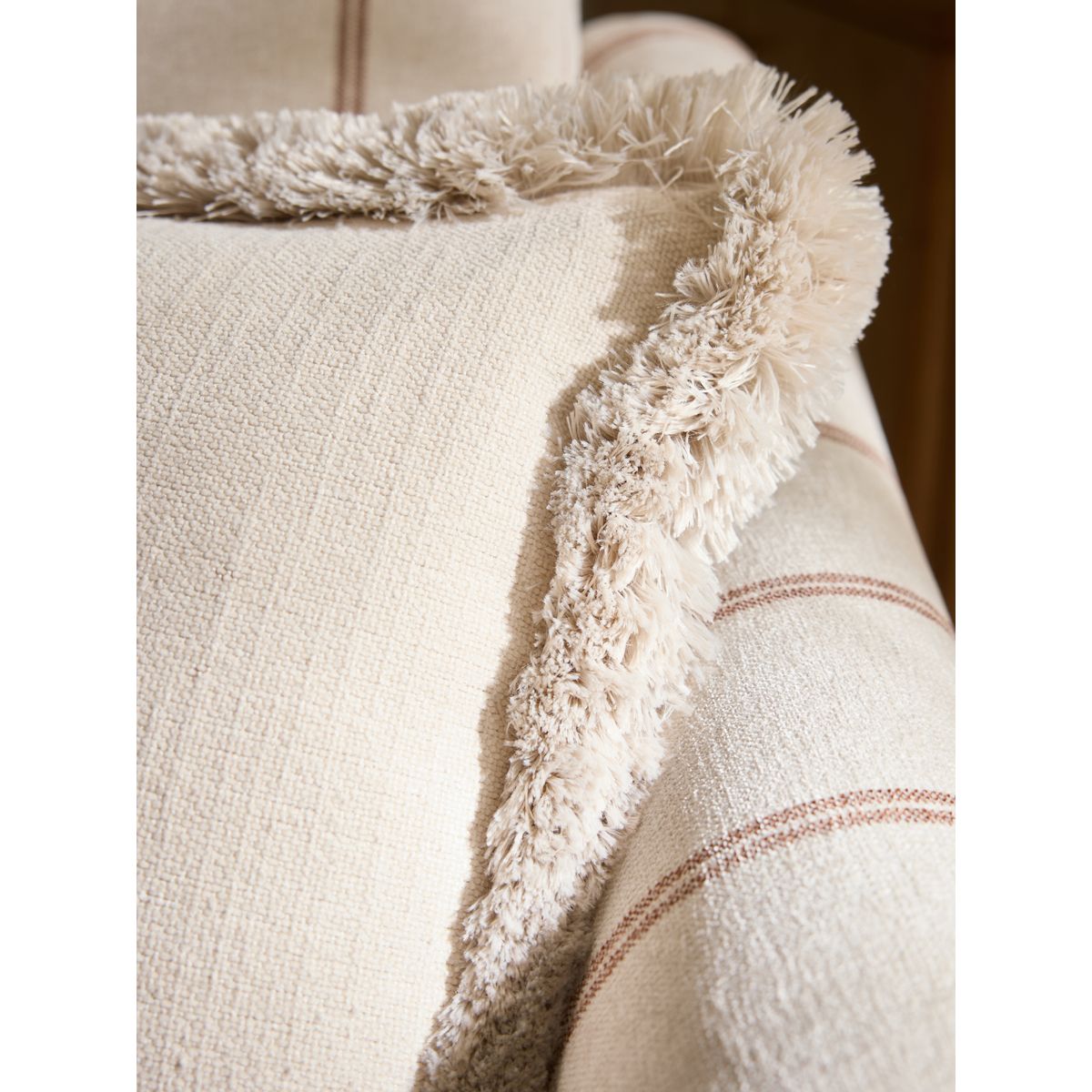 Coussin en chenille et velours à franges naturel moyen, NEXT