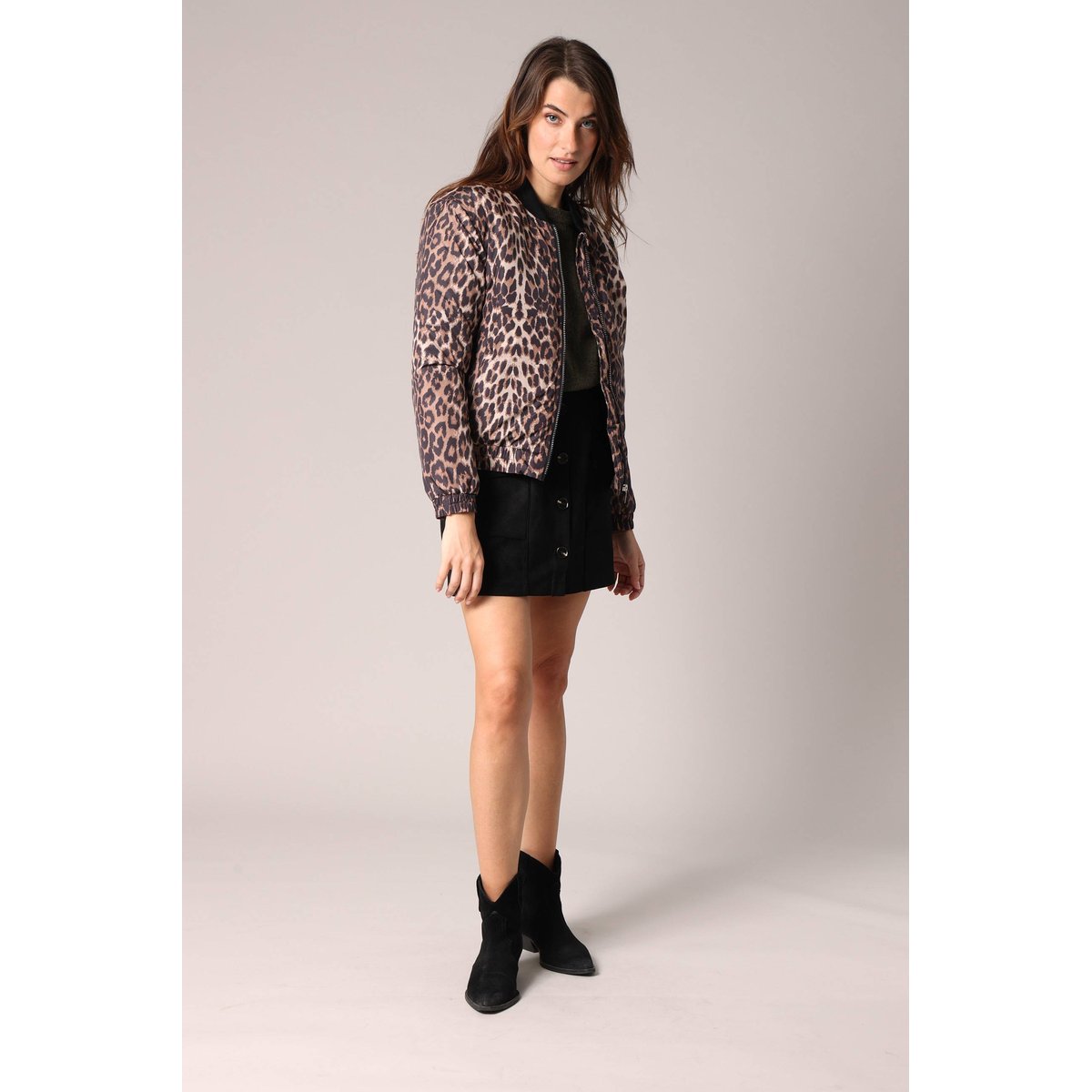 Veste bomber à imprimé léopard avec finitions côtelées et zip sur le devant
 YELOWA black, DEELUXE