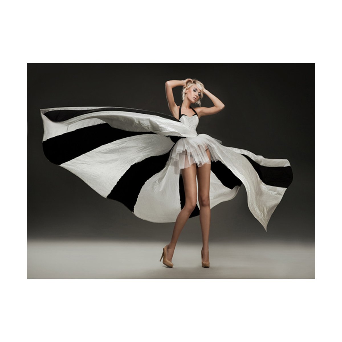 Papier peint intissé panoramique Personnes Belle femme blonde à la robe merveilleuse noir, EDEN