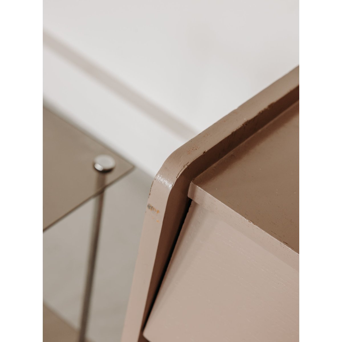 Commode au bois teint en mauve Olga N°1106 - Bon état violet, DEBONGOUT