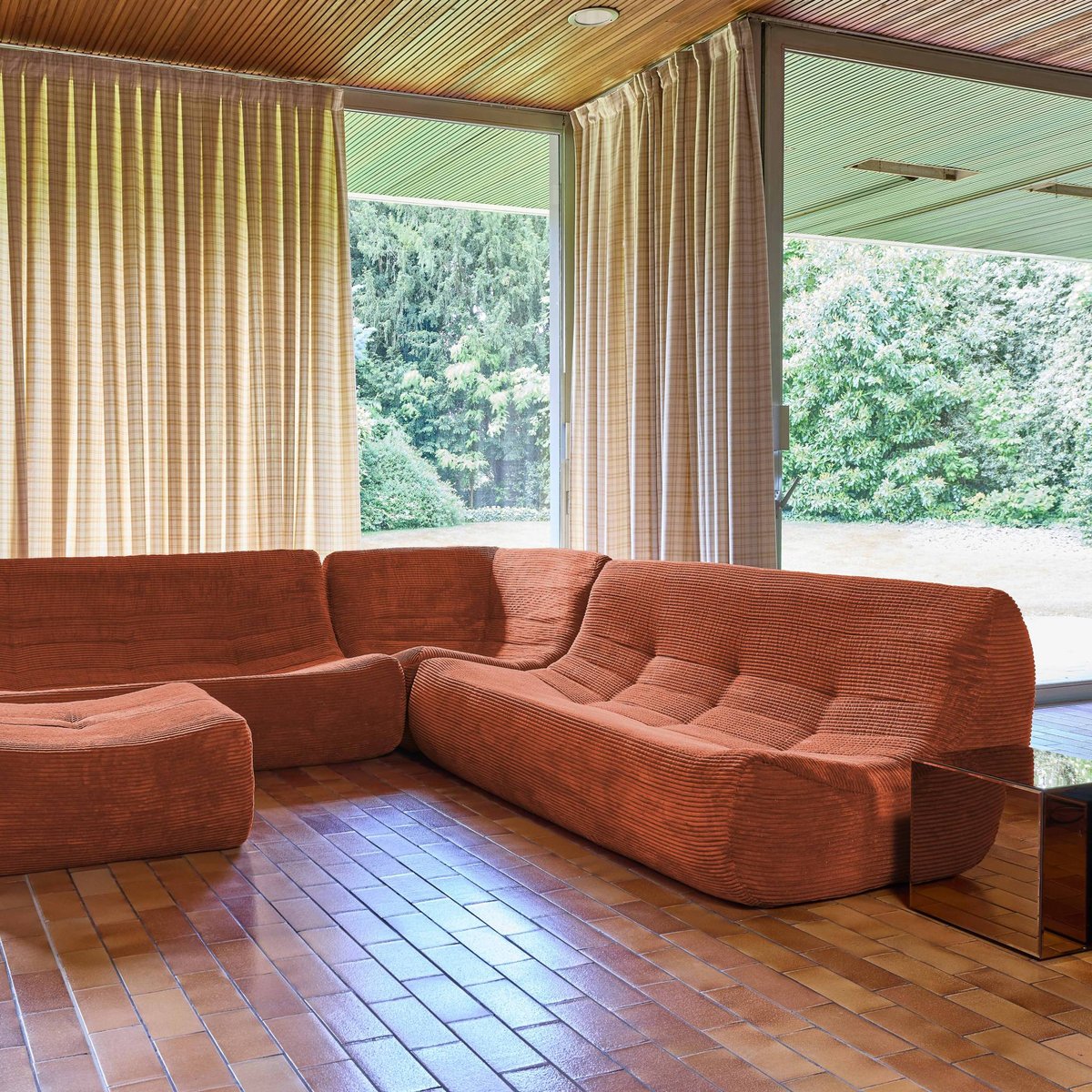 Canapé d'angle compressé modulable 7 places avec repose pied velours côtelé SOKOL terracotta, SWEEEK