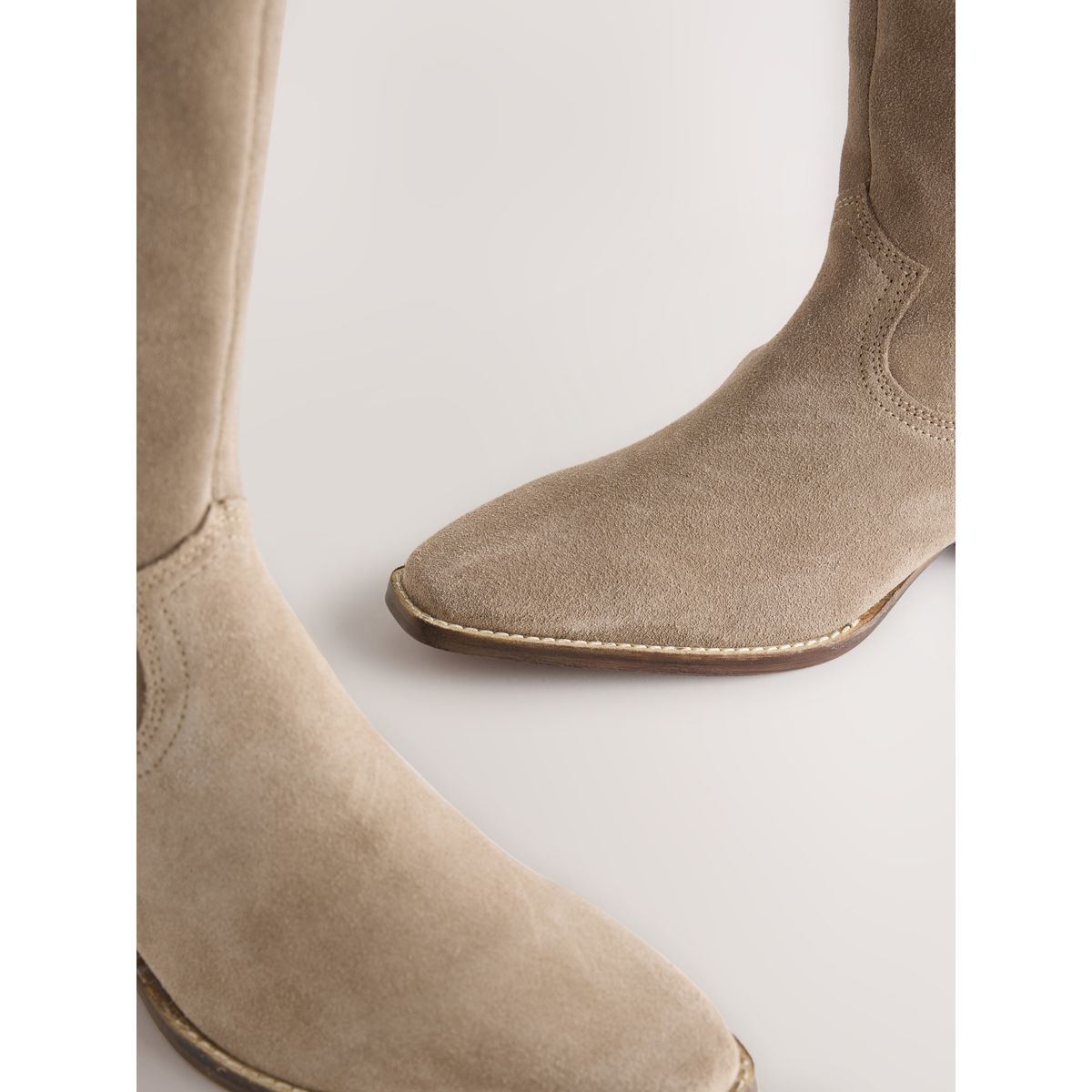 Bottes western hauteur genou contrastantes mélange de cuir suédé marron taupe, NEXT