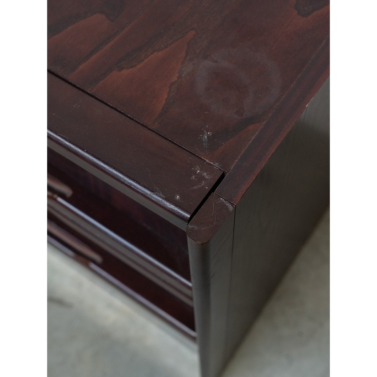 Paire de tables de chevet en bois foncé style 70's Maïa N°1618 - Bon état bois foncé, DEBONGOUT