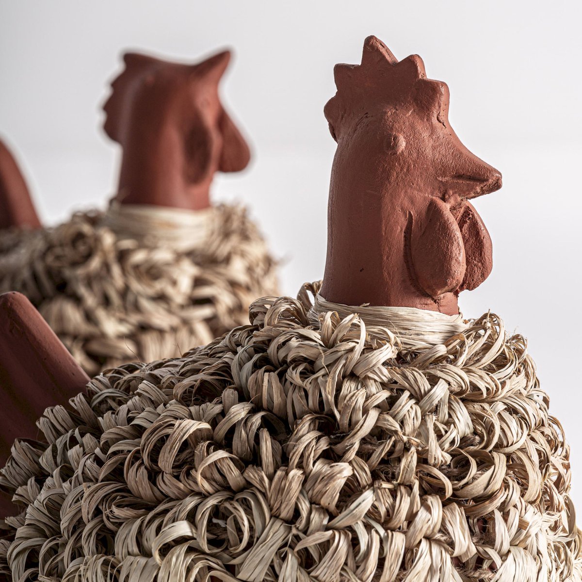Duo de figurines en terre cuite et raphia terracotta et beige, RECOLLECTION