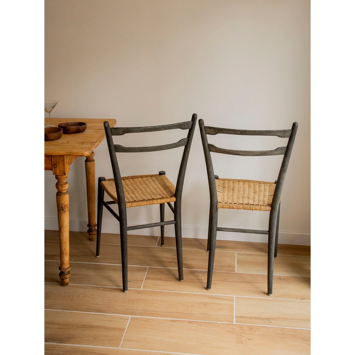 Paire de chaises aux lignes épurées Claude N°1563 - Bon état bois foncé, DEBONGOUT