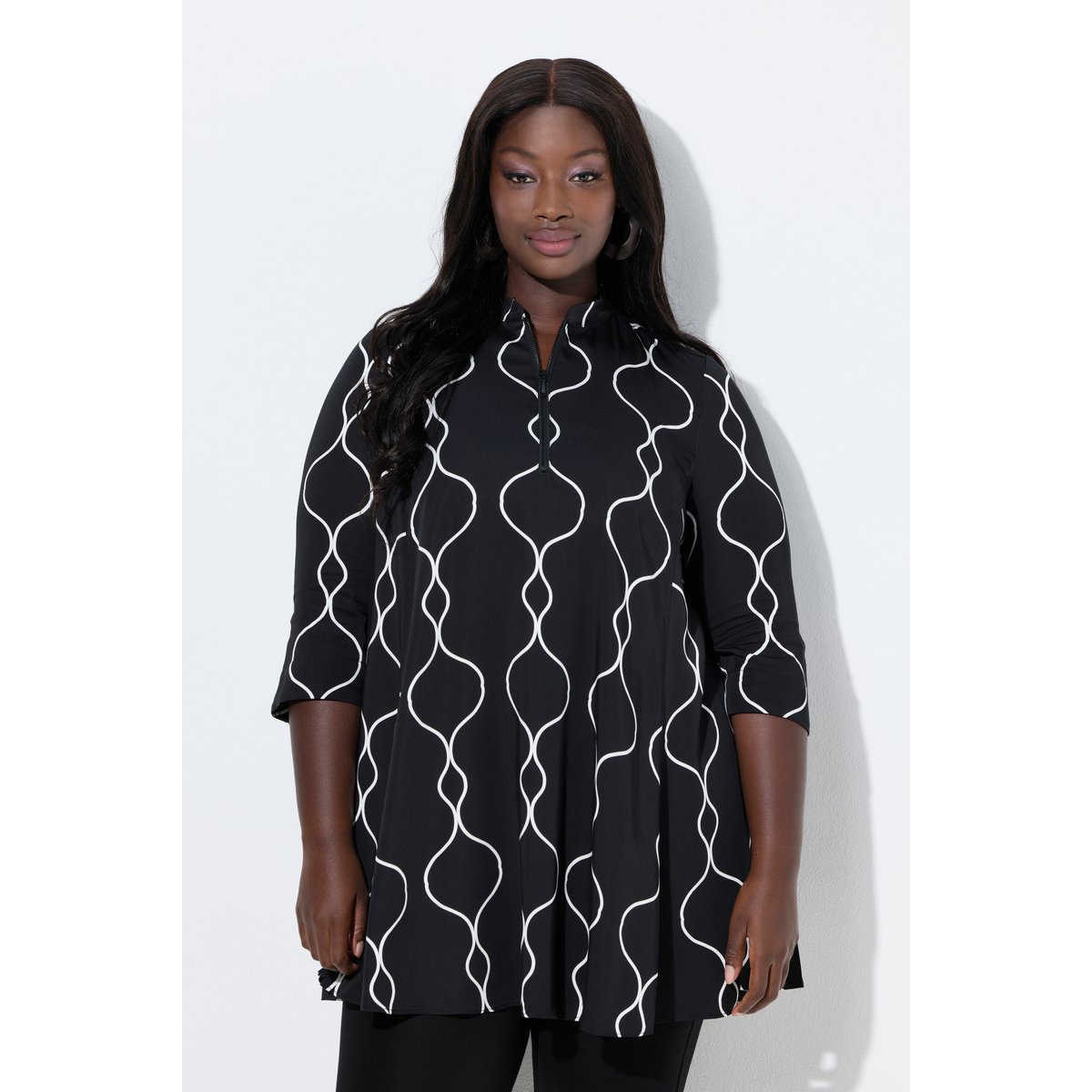 Blouse en satin coupe évasée, col montant noir, ULLA POPKEN