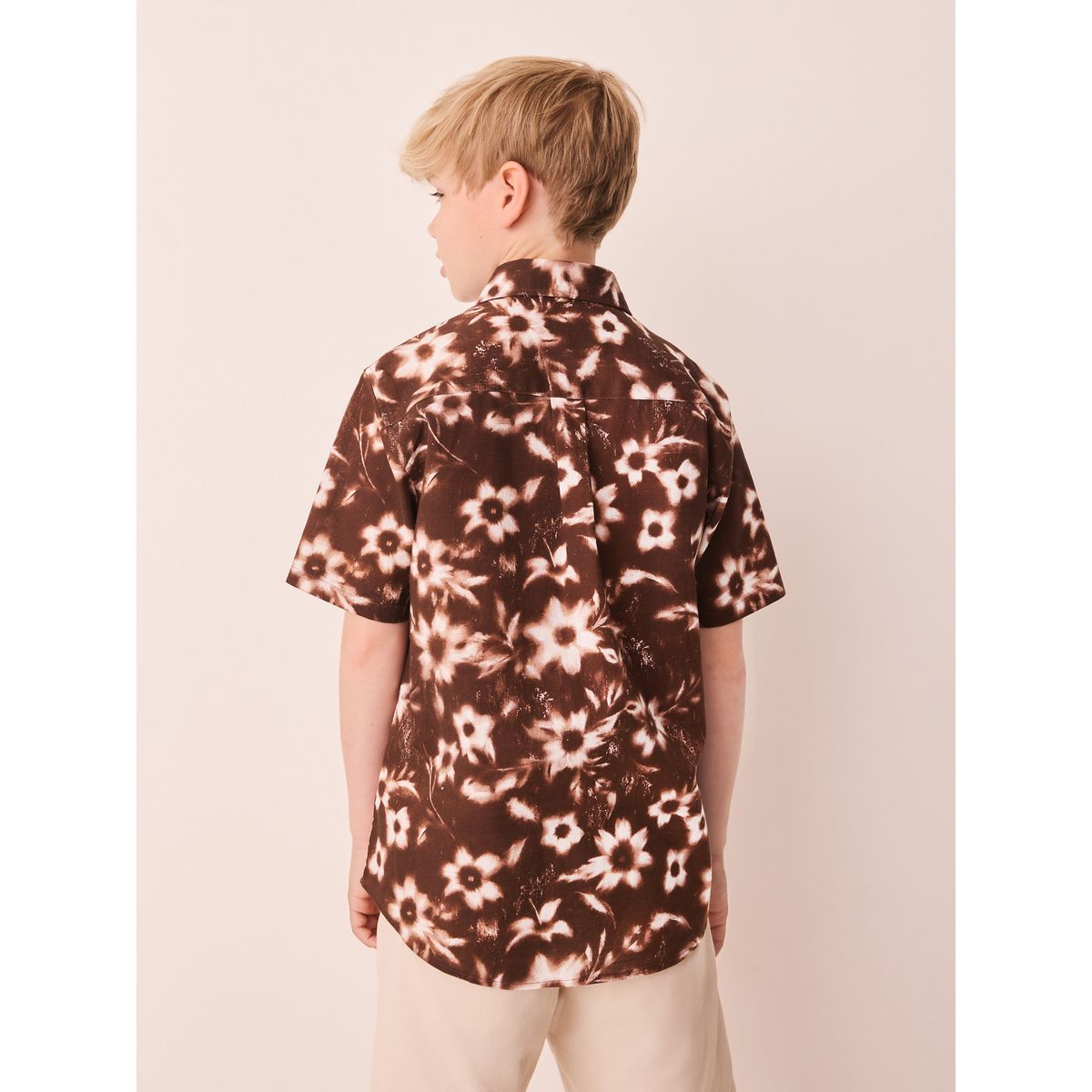 Chemise à manches courtes avec fleurs fleurs imprimées marron chocolat sur toute la surface, NEXT