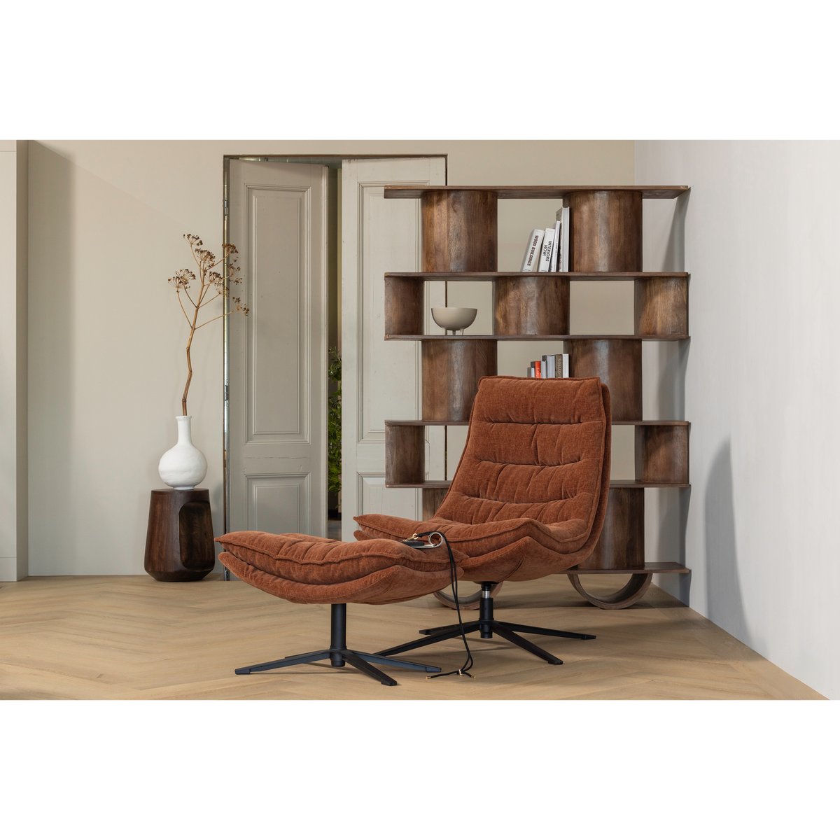 Fauteuil pivotant avec hocker en chenille KUBE marron, WOOOD