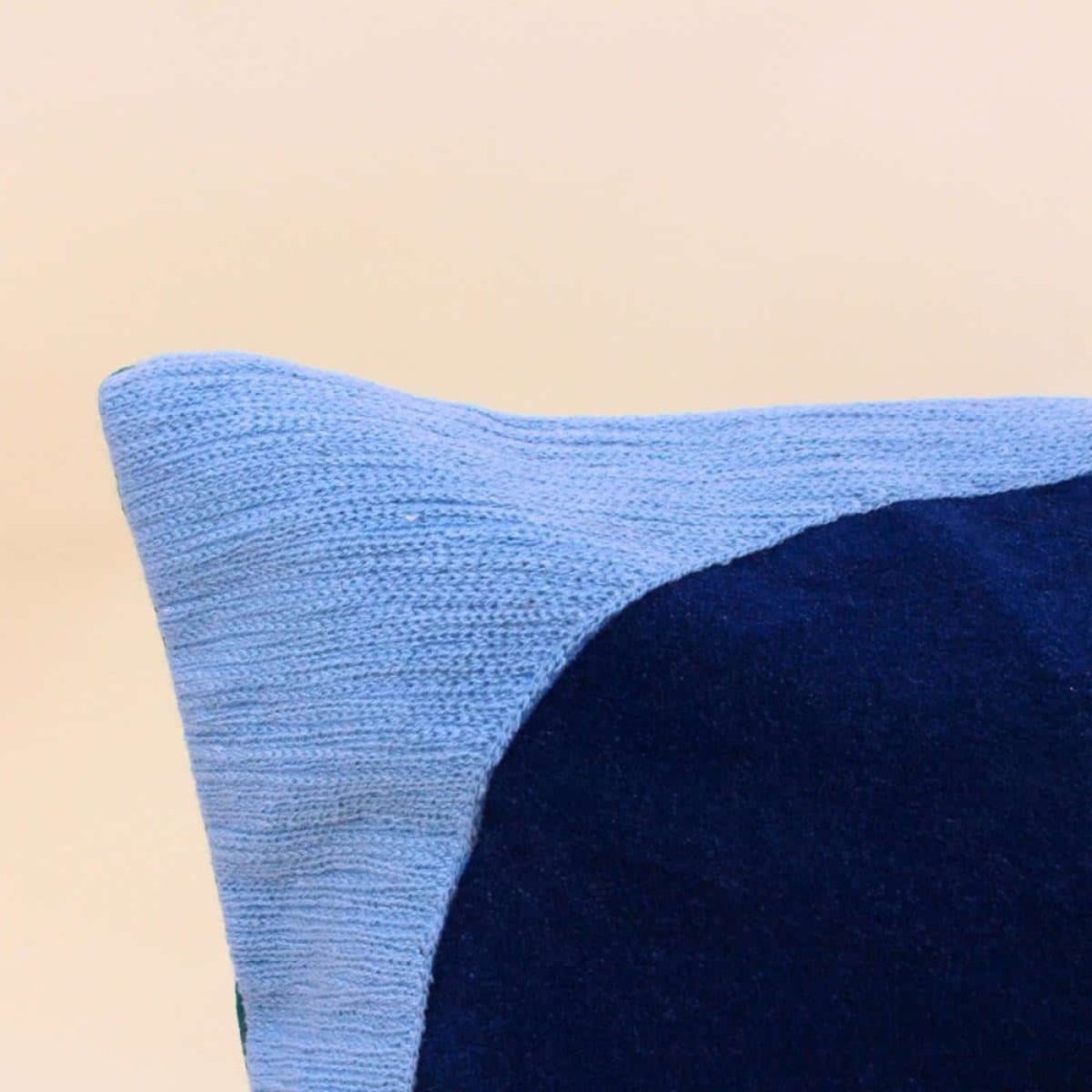 Coussin en velours de coton imprimé rebrodé 30x50cm bleu, ORNAMI