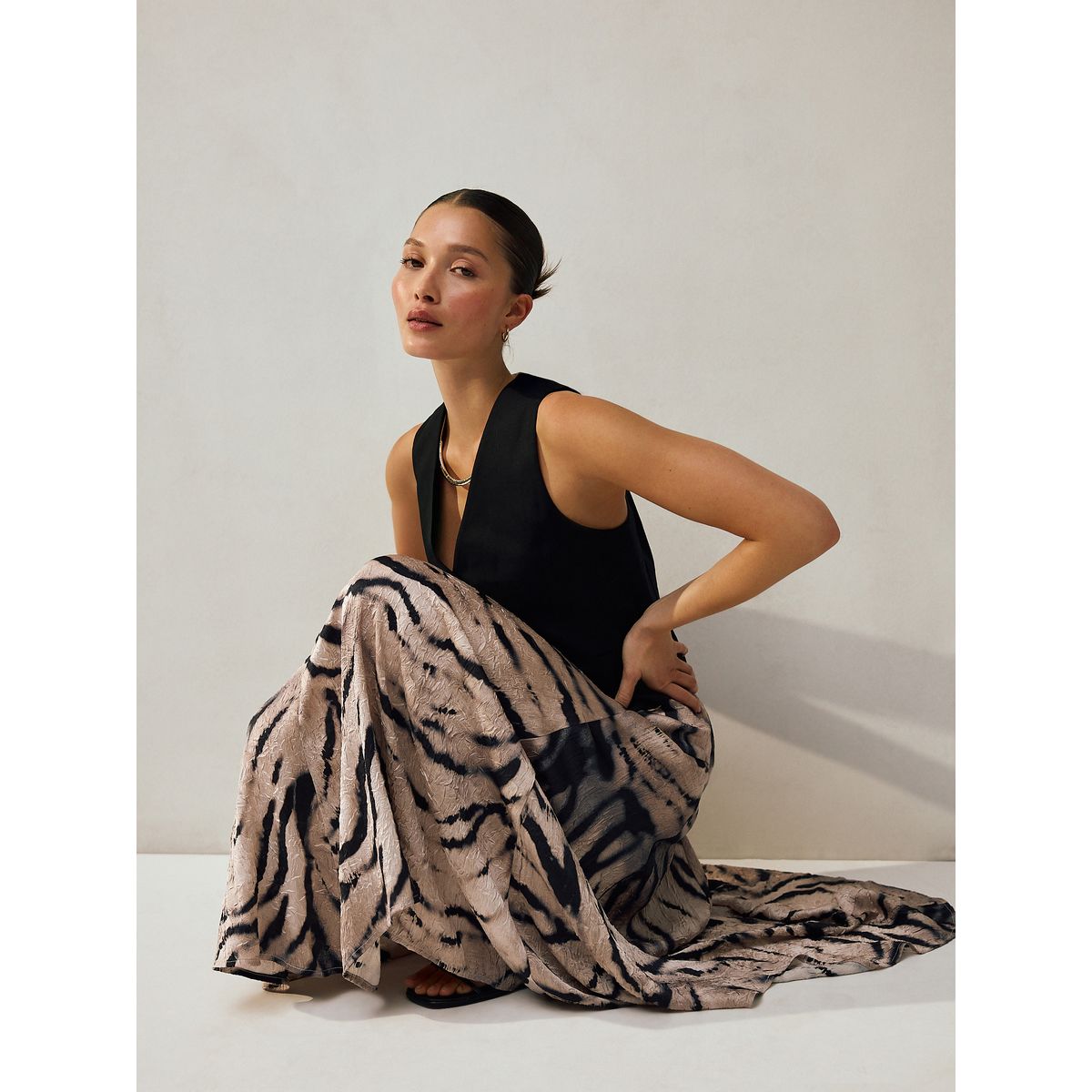 Jupe mi-longue asymétrique en satin froissé imprimé zèbre écru, NEXT