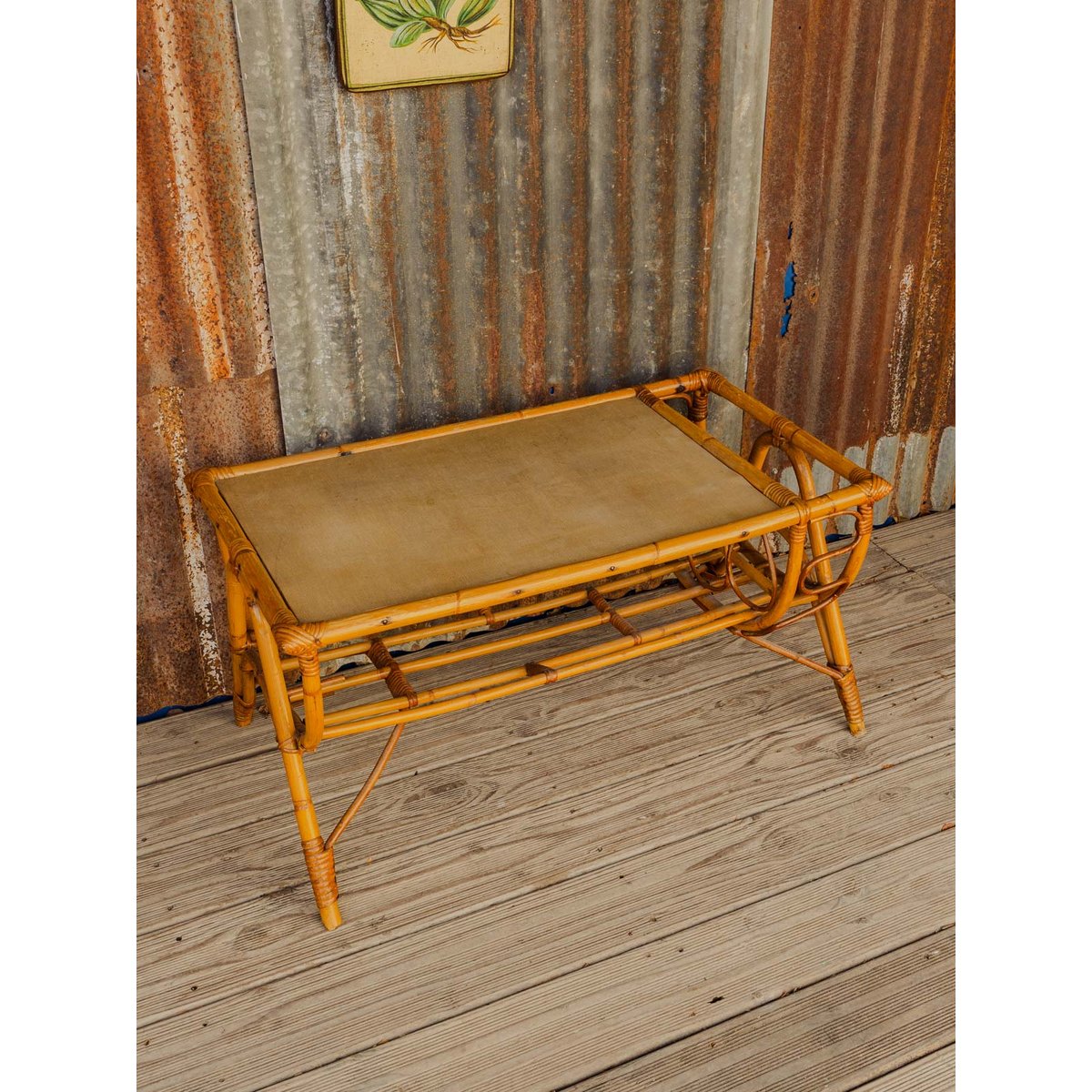 Table basse avec porte-revues en rotin Léonie N°1605 - Bon état bois clair, DEBONGOUT