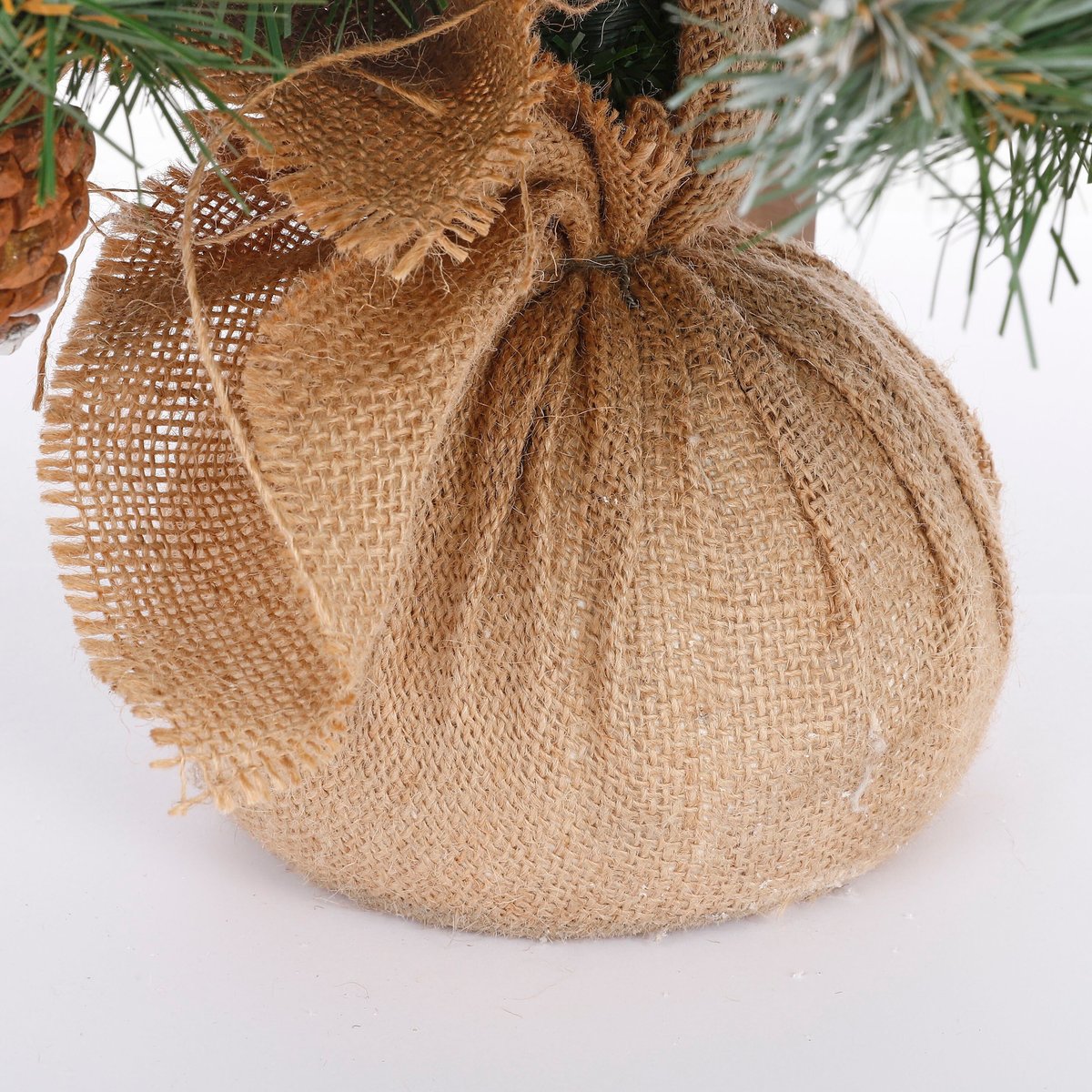 Sapin de Noël artificiel dans un sac en jute EMPRESS vert, TRIUMPH TREE