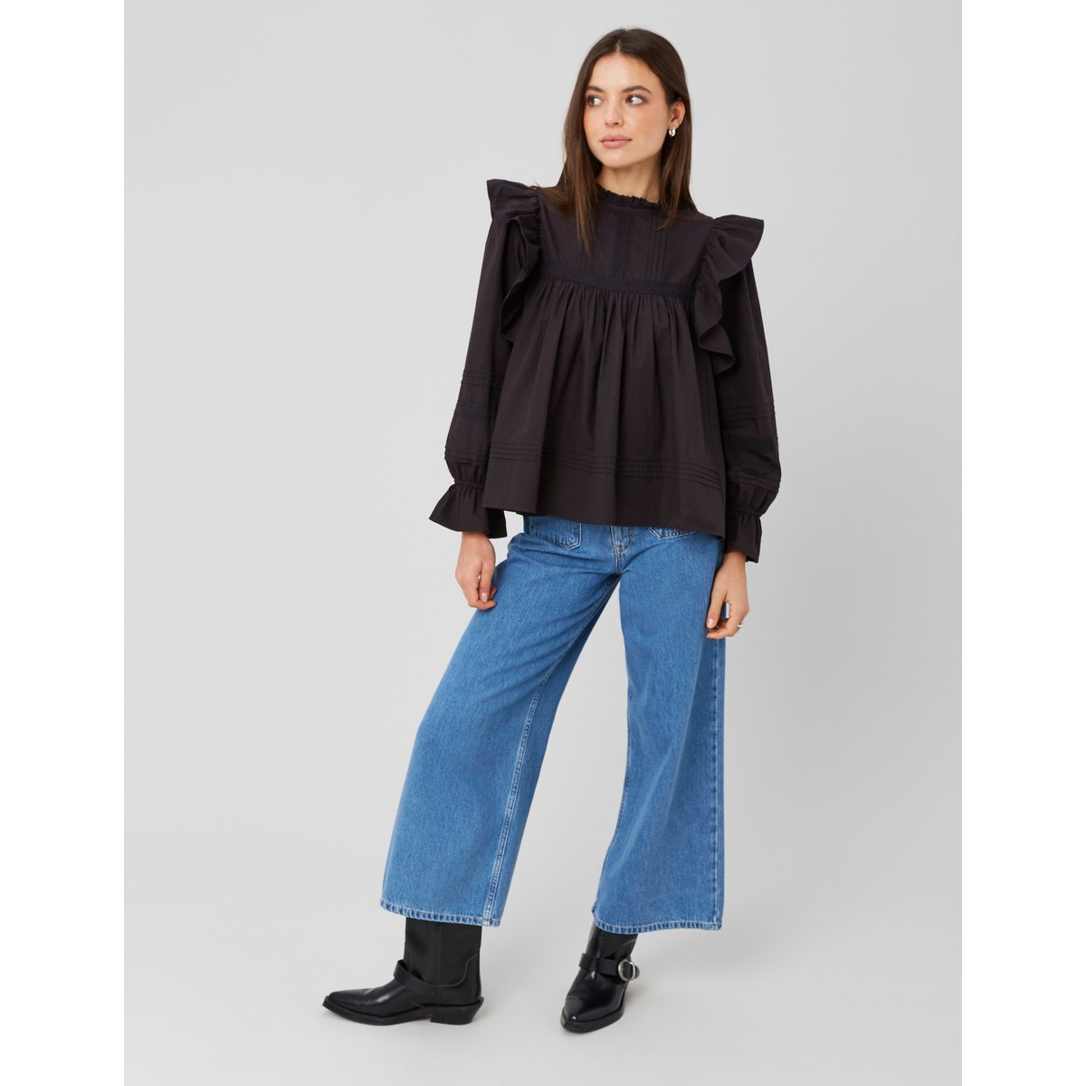 Blouse à volant noir, BZB