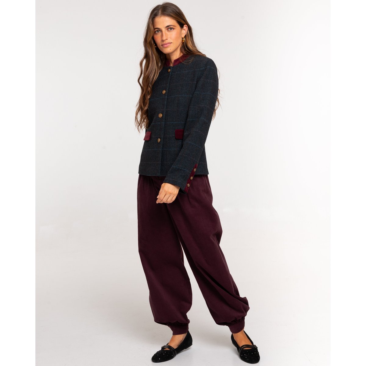Veste à motif chevron bleu et gris avec détails en veloursVeste courte à carreaux avec détails en velours bordeaux et boutons dorés tableaux, THE-ARE