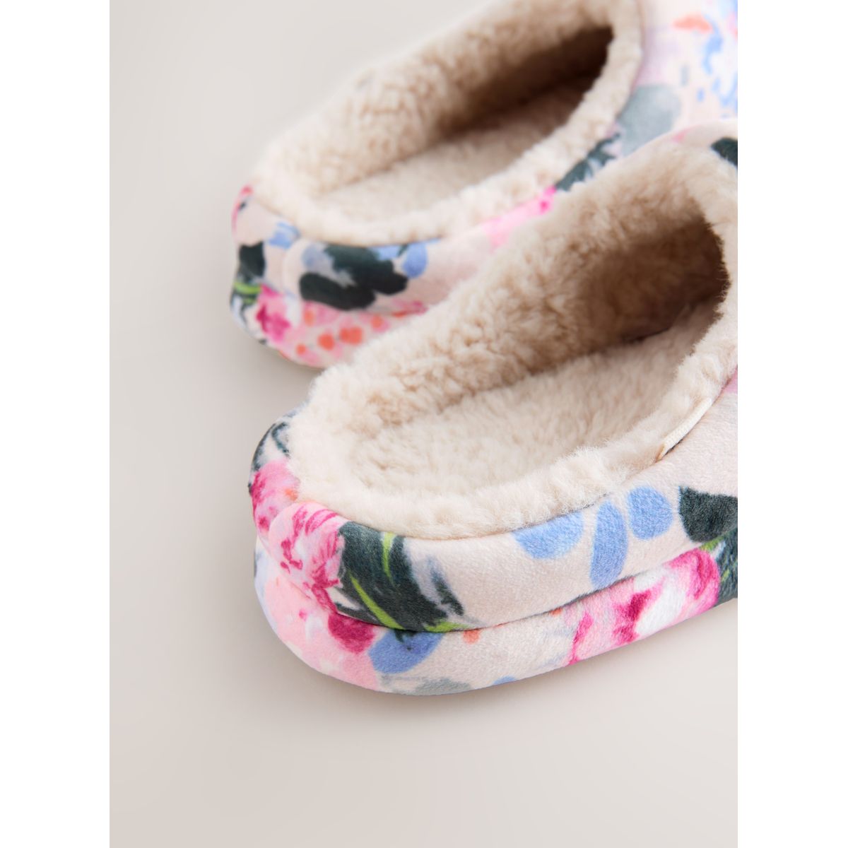 Chaussons mules effet pelucheux rose motif fleurs, NEXT