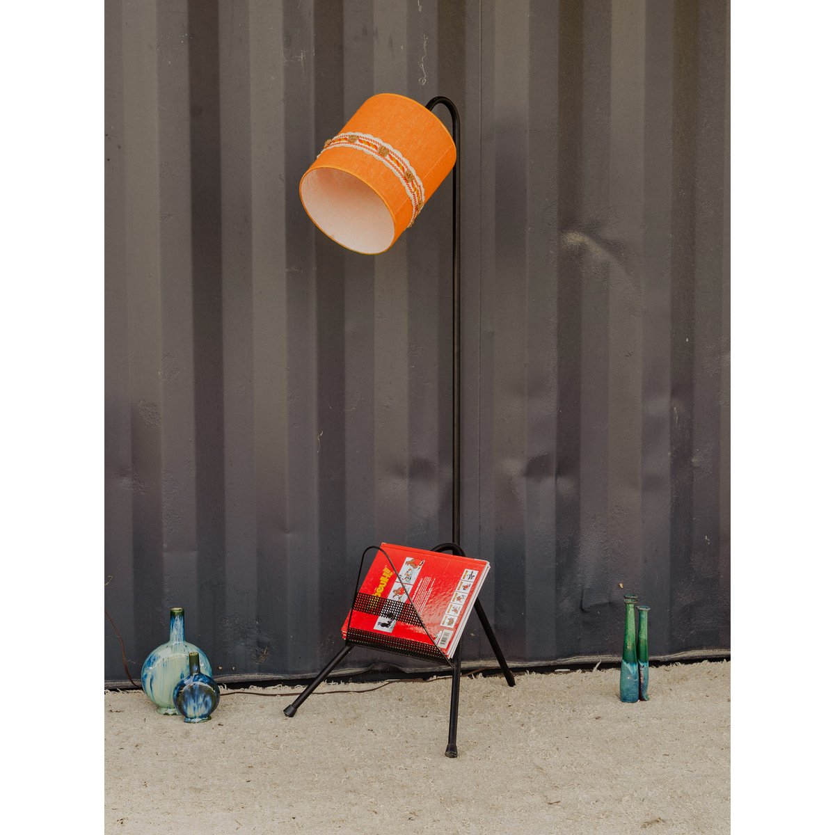 Lampadaire porte-revues en métal noir Julien N°392 - Bon état noir, DEBONGOUT