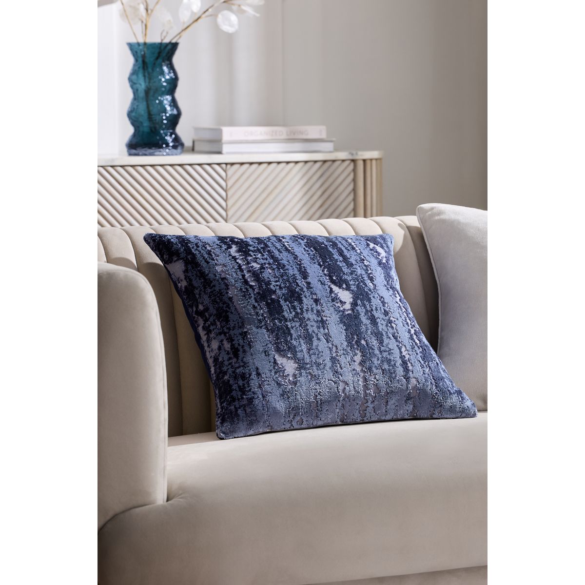 Coussin abstrait en velours collection luxe bleu marine, NEXT