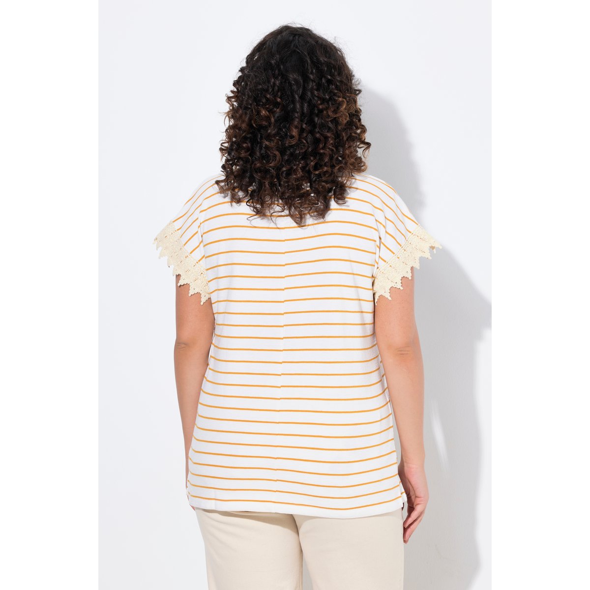 T-shirt rayé en coton bio. Col bateau et jaune miel, ULLA POPKEN