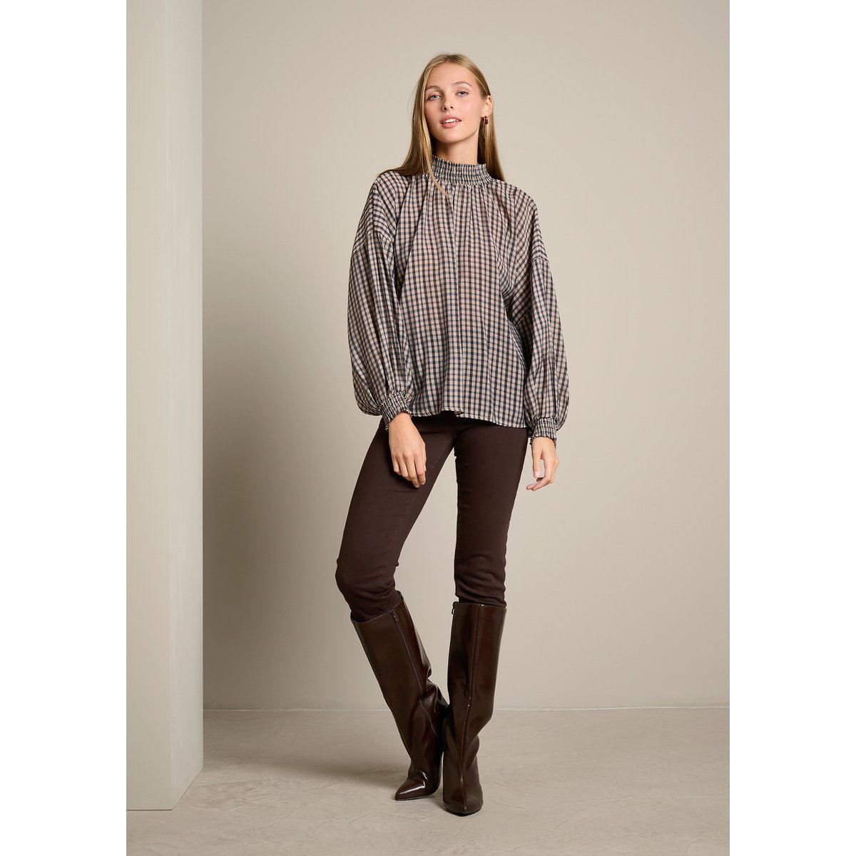 Blouse à carreaux col smocké taupe, LOLALIZA