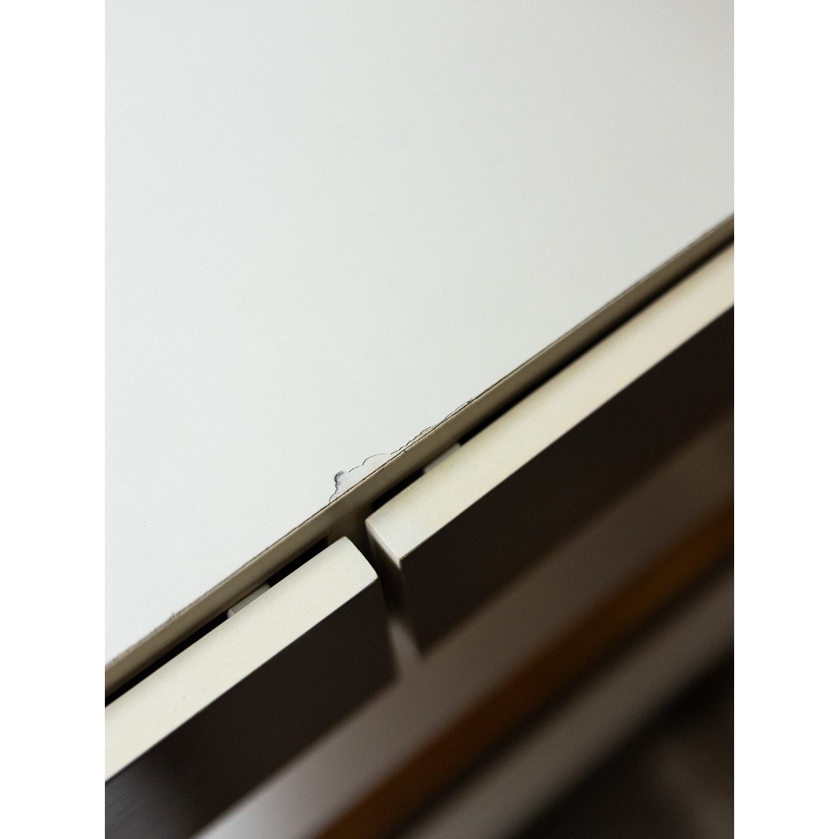 Bureau bicolore Yvan N°551 - Bon état bois clair, DEBONGOUT