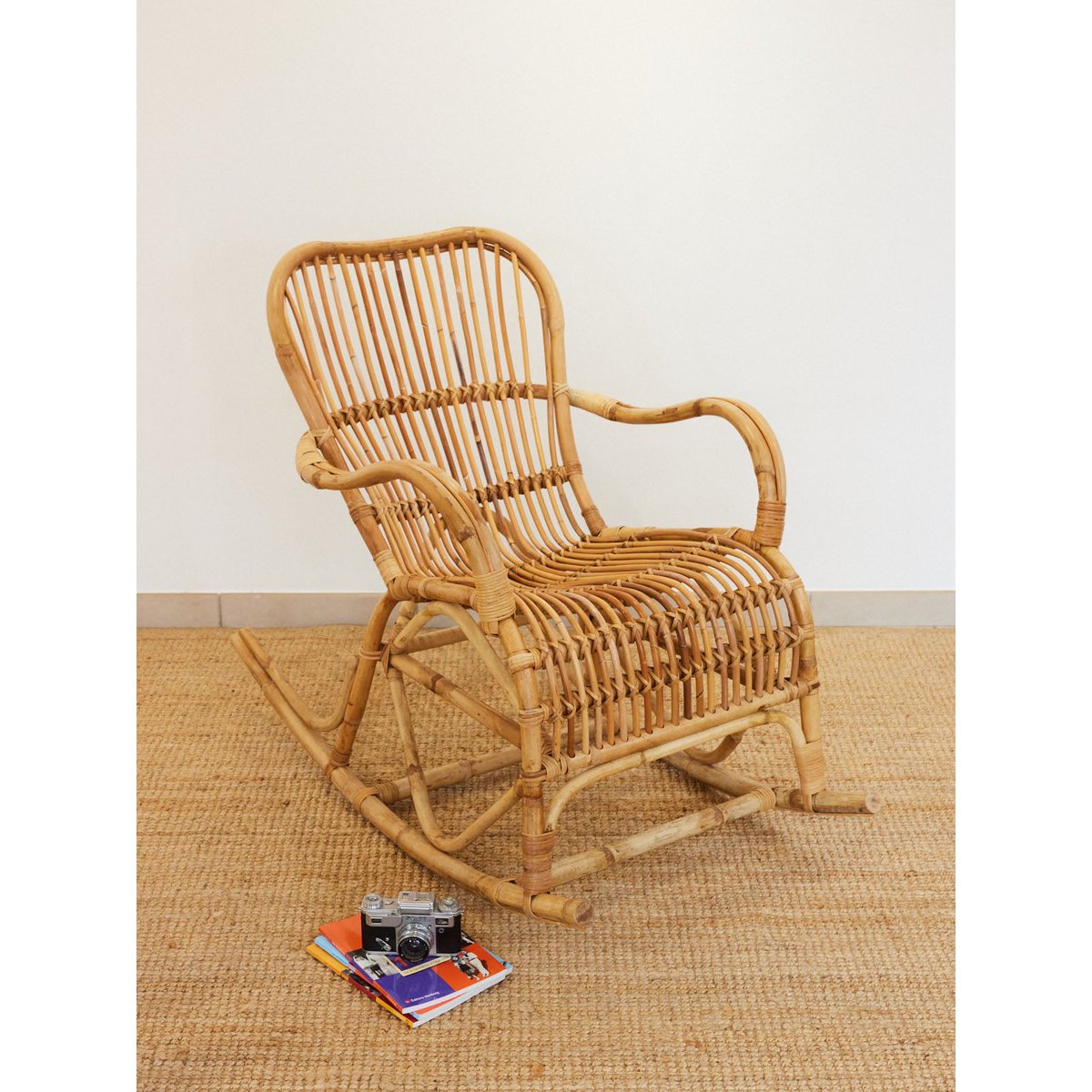 Rocking-chair en rotin Alibert N°107 - Bon état bois clair, DEBONGOUT