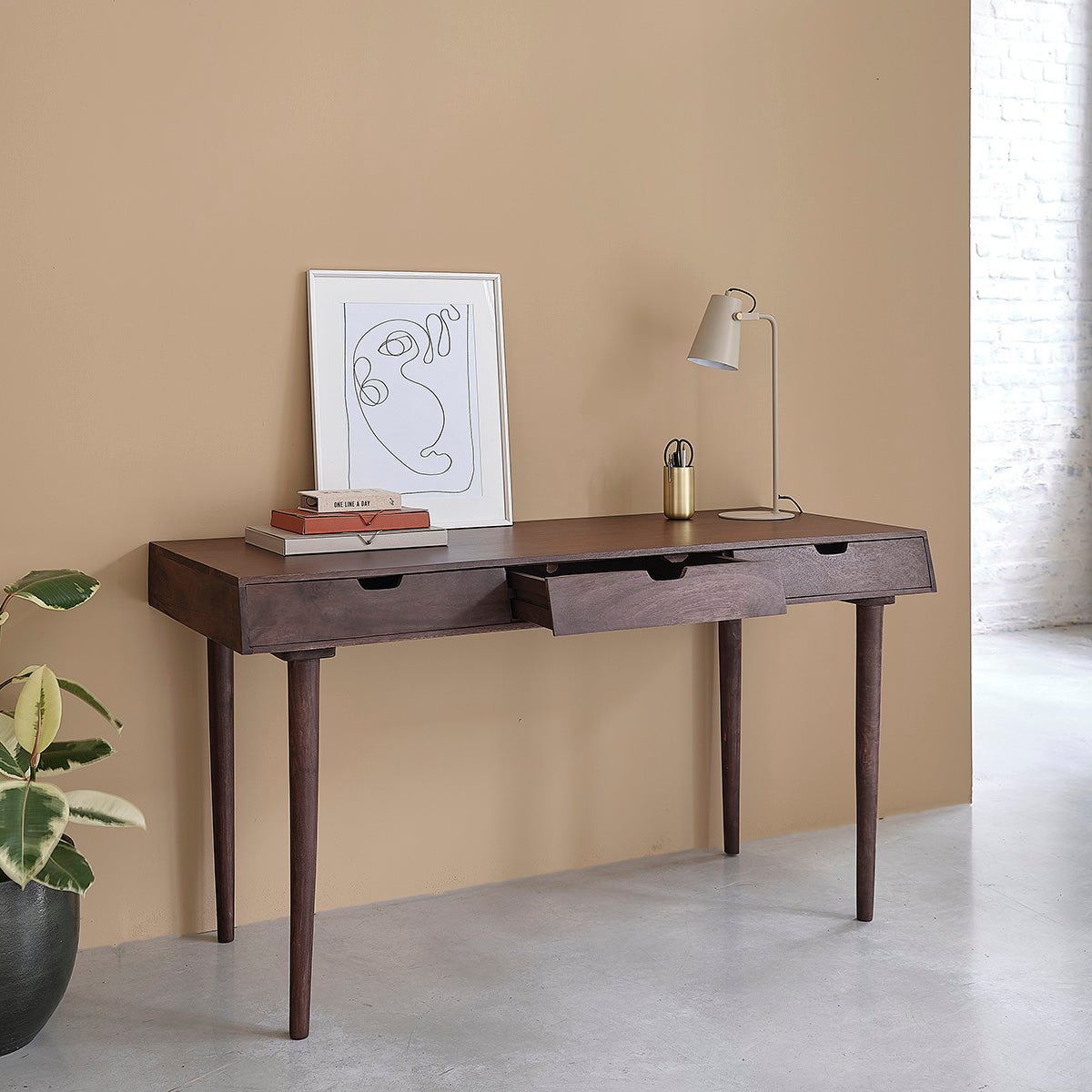 Bureau en bois de manguier 140 cm 3 tiroirs CAMERON marron, BERAH GETAH
